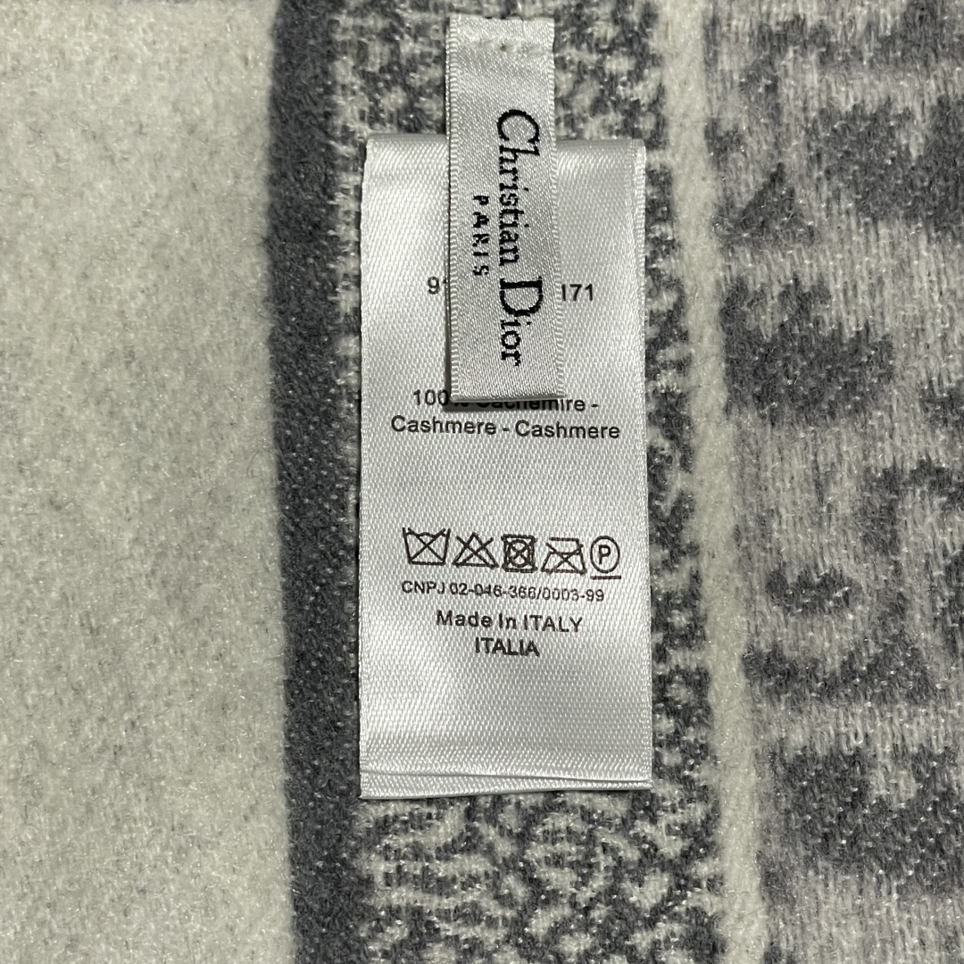 图片[5]-S# Dior 迪奥 羊毛提花围巾 高端零售专供 原版开发 品质保证 100%放心出街 原版定织定染羊绒加羊毛纱线，混纺纱线颜色无差异 包括针织工艺同步一致 区别市面涤纶丝棉品质 整体围巾采用三色定织羊毛纱线 看似繁杂颜色纱线拼接 实则是两重面重叠纺纱 辅料系列也可吊打市面所有牛马版本 市面上有多少看图做货和那些不把辅料当回事的 单是一个rb订制织唛领标就足以区分高低 ⚠清洗建议：由于羊毛的材质特性，尽量干洗，尽量干洗，暴力机洗会出现缩水情况 ！如果觉得干洗，一次太贵，有耐心的朋友也可以手洗，一定要冷水，且不能手搓！清洗后第一时间压干（不会滴水的程度）不能拧干！不能拧干！-选品中心