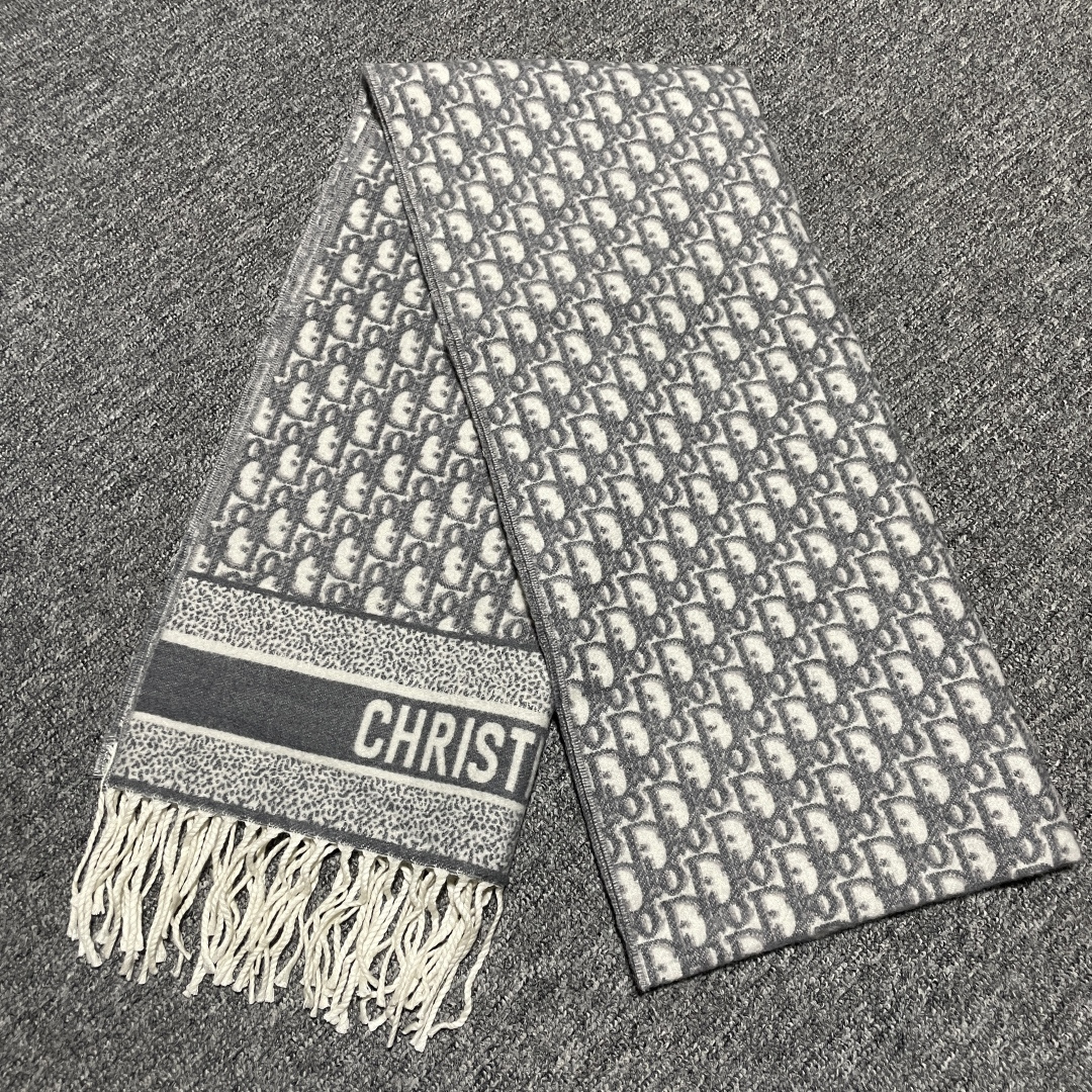 图片[4]-S# Dior 迪奥 羊毛提花围巾 高端零售专供 原版开发 品质保证 100%放心出街 原版定织定染羊绒加羊毛纱线，混纺纱线颜色无差异 包括针织工艺同步一致 区别市面涤纶丝棉品质 整体围巾采用三色定织羊毛纱线 看似繁杂颜色纱线拼接 实则是两重面重叠纺纱 辅料系列也可吊打市面所有牛马版本 市面上有多少看图做货和那些不把辅料当回事的 单是一个rb订制织唛领标就足以区分高低 ⚠清洗建议：由于羊毛的材质特性，尽量干洗，尽量干洗，暴力机洗会出现缩水情况 ！如果觉得干洗，一次太贵，有耐心的朋友也可以手洗，一定要冷水，且不能手搓！清洗后第一时间压干（不会滴水的程度）不能拧干！不能拧干！-选品中心