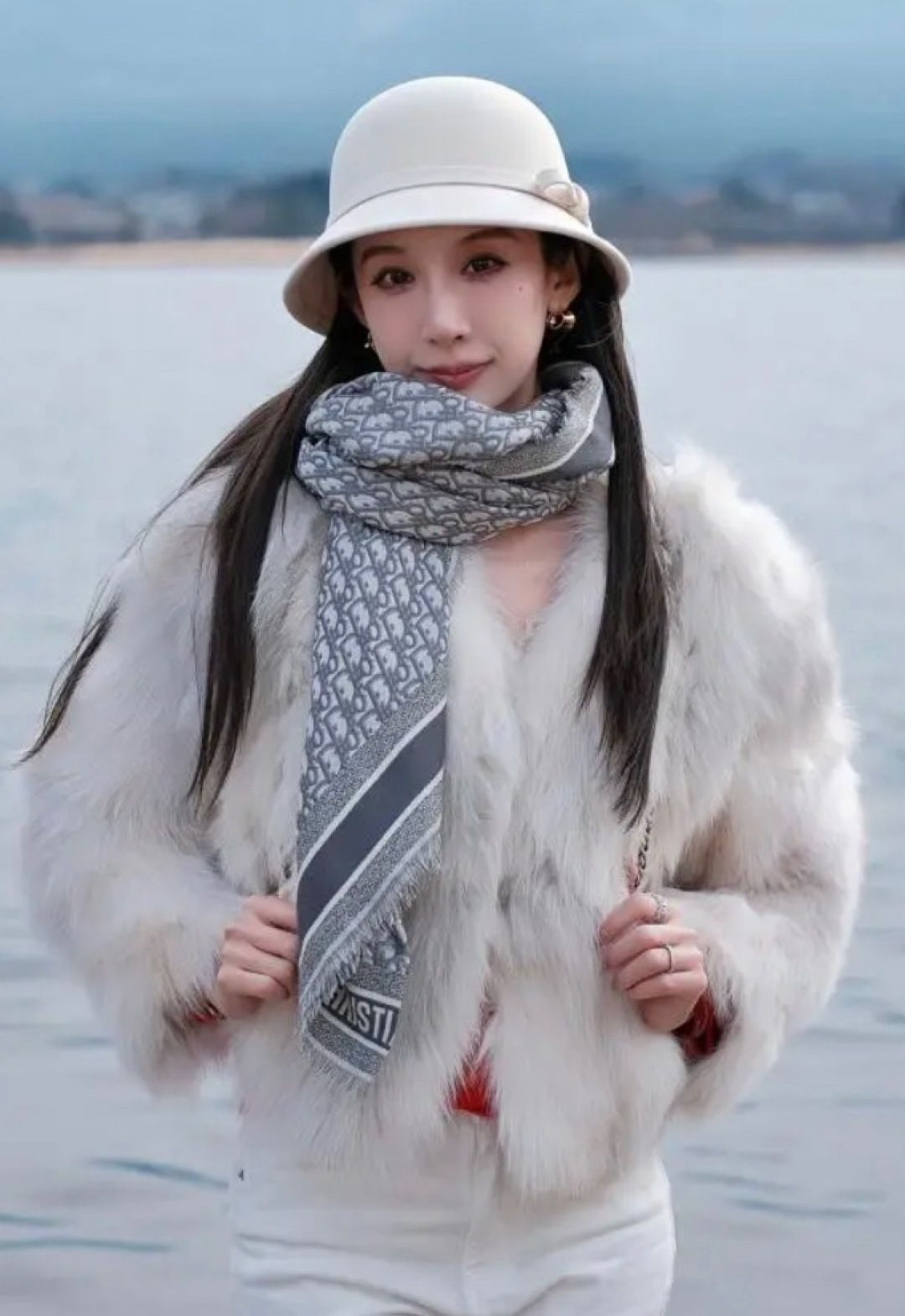 S# Dior 迪奥 羊毛提花围巾 高端零售专供 原版开发 品质保证 100%放心出街 原版定织定染羊绒加羊毛纱线，混纺纱线颜色无差异 包括针织工艺同步一致 区别市面涤纶丝棉品质 整体围巾采用三色定织羊毛纱线 看似繁杂颜色纱线拼接 实则是两重面重叠纺纱 辅料系列也可吊打市面所有牛马版本 市面上有多少看图做货和那些不把辅料当回事的 单是一个rb订制织唛领标就足以区分高低 ⚠清洗建议：由于羊毛的材质特性，尽量干洗，尽量干洗，暴力机洗会出现缩水情况 ！如果觉得干洗，一次太贵，有耐心的朋友也可以手洗，一定要冷水，且不能手搓！清洗后第一时间压干（不会滴水的程度）不能拧干！不能拧干！-选品中心