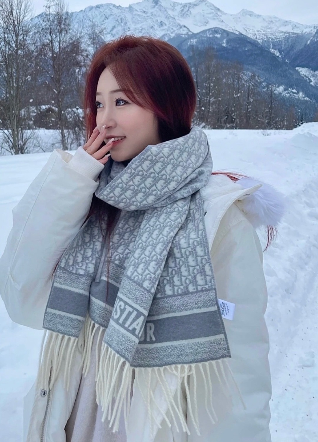 图片[3]-S# Dior 迪奥 羊毛提花围巾 高端零售专供 原版开发 品质保证 100%放心出街 原版定织定染羊绒加羊毛纱线，混纺纱线颜色无差异 包括针织工艺同步一致 区别市面涤纶丝棉品质 整体围巾采用三色定织羊毛纱线 看似繁杂颜色纱线拼接 实则是两重面重叠纺纱 辅料系列也可吊打市面所有牛马版本 市面上有多少看图做货和那些不把辅料当回事的 单是一个rb订制织唛领标就足以区分高低 ⚠清洗建议：由于羊毛的材质特性，尽量干洗，尽量干洗，暴力机洗会出现缩水情况 ！如果觉得干洗，一次太贵，有耐心的朋友也可以手洗，一定要冷水，且不能手搓！清洗后第一时间压干（不会滴水的程度）不能拧干！不能拧干！-选品中心