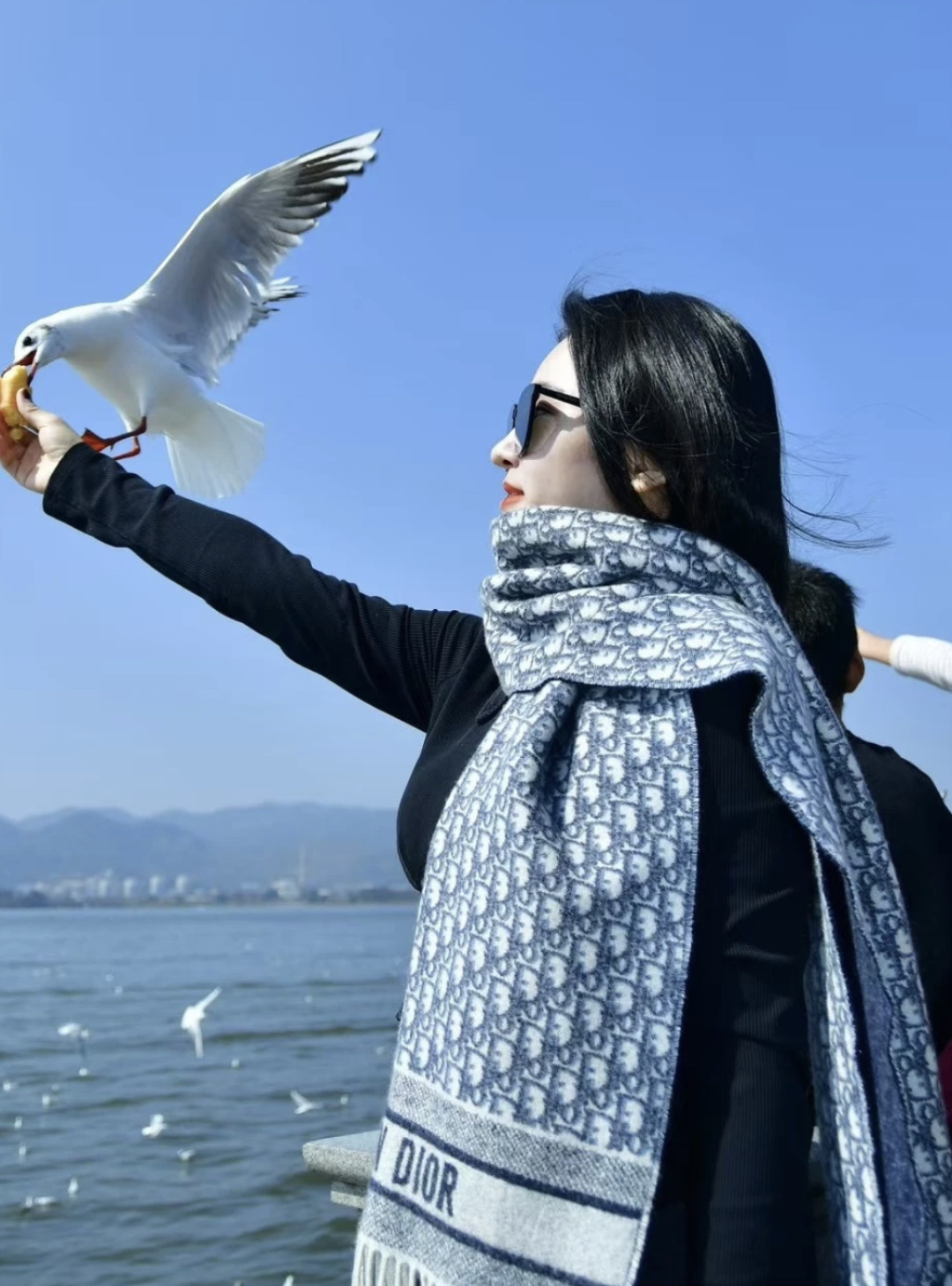 图片[7]-S# Dior 迪奥 羊毛提花围巾 高端零售专供 原版开发 品质保证 100%放心出街 原版定织定染羊绒加羊毛纱线，混纺纱线颜色无差异 包括针织工艺同步一致 区别市面涤纶丝棉品质 整体围巾采用三色定织羊毛纱线 看似繁杂颜色纱线拼接 实则是两重面重叠纺纱 辅料系列也可吊打市面所有牛马版本 市面上有多少看图做货和那些不把辅料当回事的 单是一个rb订制织唛领标就足以区分高低 ⚠清洗建议：由于羊毛的材质特性，尽量干洗，尽量干洗，暴力机洗会出现缩水情况 ！如果觉得干洗，一次太贵，有耐心的朋友也可以手洗，一定要冷水，且不能手搓！清洗后第一时间压干（不会滴水的程度）不能拧干！不能拧干！-选品中心