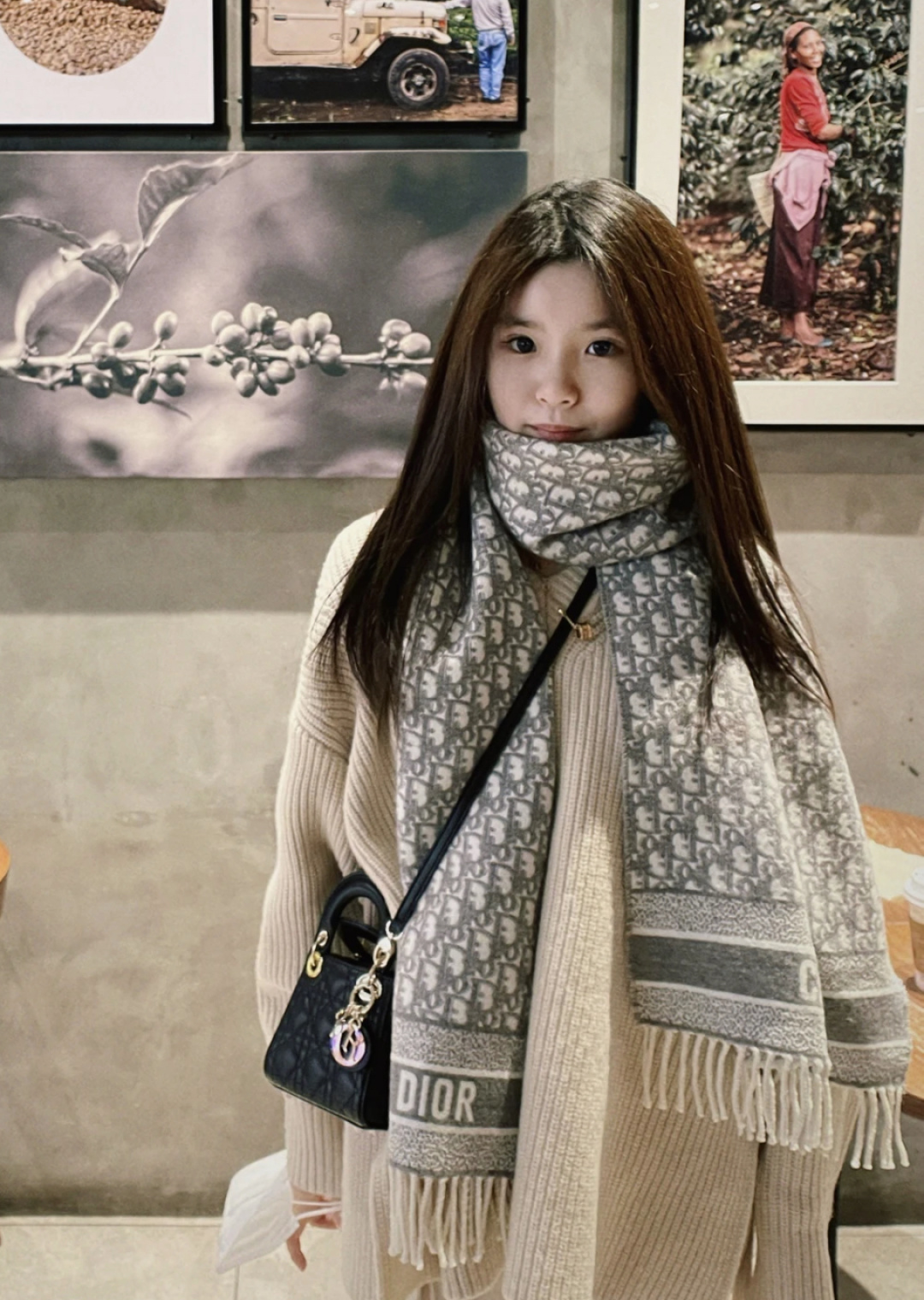 图片[9]-S# Dior 迪奥 羊毛提花围巾 高端零售专供 原版开发 品质保证 100%放心出街 原版定织定染羊绒加羊毛纱线，混纺纱线颜色无差异 包括针织工艺同步一致 区别市面涤纶丝棉品质 整体围巾采用三色定织羊毛纱线 看似繁杂颜色纱线拼接 实则是两重面重叠纺纱 辅料系列也可吊打市面所有牛马版本 市面上有多少看图做货和那些不把辅料当回事的 单是一个rb订制织唛领标就足以区分高低 ⚠清洗建议：由于羊毛的材质特性，尽量干洗，尽量干洗，暴力机洗会出现缩水情况 ！如果觉得干洗，一次太贵，有耐心的朋友也可以手洗，一定要冷水，且不能手搓！清洗后第一时间压干（不会滴水的程度）不能拧干！不能拧干！-选品中心