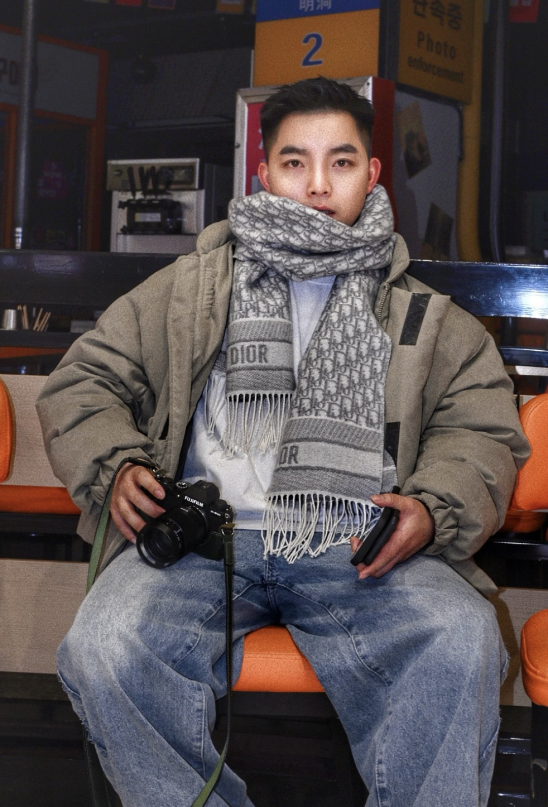 图片[5]-S# Dior 迪奥 羊毛提花围巾 高端零售专供 原版开发 品质保证 100%放心出街 原版定织定染羊绒加羊毛纱线，混纺纱线颜色无差异 包括针织工艺同步一致 区别市面涤纶丝棉品质 整体围巾采用三色定织羊毛纱线 看似繁杂颜色纱线拼接 实则是两重面重叠纺纱 辅料系列也可吊打市面所有牛马版本 市面上有多少看图做货和那些不把辅料当回事的 单是一个rb订制织唛领标就足以区分高低 ⚠清洗建议：由于羊毛的材质特性，尽量干洗，尽量干洗，暴力机洗会出现缩水情况 ！如果觉得干洗，一次太贵，有耐心的朋友也可以手洗，一定要冷水，且不能手搓！清洗后第一时间压干（不会滴水的程度）不能拧干！不能拧干！-选品中心