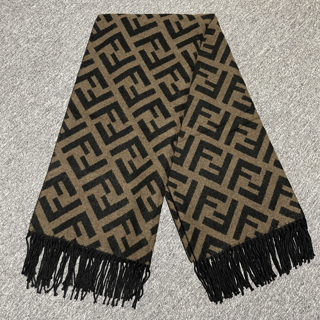 图片[6]-S# Fendi 芬迪 FF 羊毛提花 披肩斗篷 围巾 高端零售专供 原版开发 品质保证 100%放心出街 顶级复刻级工艺：让经典“分毫不差” 采用高精度电子提花工艺，精准还原每朵“FF字母迷宫”的轮廓与间距，色彩渗透度、纹路立体感与原版如出一辙 双面异色设计（暖棕×雅黑），一面是咖啡馆的慵懒拿铁色，一面是晚宴厅的神秘黑调，翻折间切换风格，复刻柜上“双面奢品”的质感哲学 🧶 奢选材质：暖得高级，柔得妥帖 甄选60支双面羊毛混纺（高支数=纤维更细腻+保暖性更强），经「三重柔化工艺」打磨： 先以特殊酶洗褪去羊毛糙感，再经蒸汽熨烫定型，最后做防缩抗起球处理—— 触肤瞬间，如陷入云朵般绵软，却又不失挺括骨感；久披不塌、不扎肤，秋冬叠穿外套/单穿配裙，都能“一秒提升贵气值” ✂️ 手工匠造：藏在细节里的仪式感 一条披肩的“高级感”，藏在别人看不见的工序里： • 提花环节：机器模拟“老匠人手工牵经”的张力，让每寸纹路均匀舒展，告别廉价印花的模糊感； • 流苏设计：资深工匠手工穿引每根流苏穗，统一长度、统一垂坠方向，行走时流苏轻晃如涟漪，精致到发丝； • 裁剪缝制：遵循“人体工学黄金比例”，肩线自然垂落不紧绷，腰线适配各种身形——慵懒披挂也能穿出“量身定制”的利落。 从米兰工作室的设计稿，到车间里12道严苛工序，再到你掌心的温度—— 这条披肩，复刻的是跨越世纪的时尚经典，交付的是「一披即高级」的日常奢享。 当寒风吹过街头，它是你抵御凉意的暖甲，更是无需开口的品味勋章 ⚠清洗建议：由于羊毛的材质特性，尽量干洗，尽量干洗，暴力机洗会出现缩水情况 ！如果觉得干洗一次太贵，有耐心的朋友也可以手洗，一定要冷水，且不能手搓！清洗后第一时间压干（不会滴水的程度）设计不能拧干！不能拧干！-选品中心