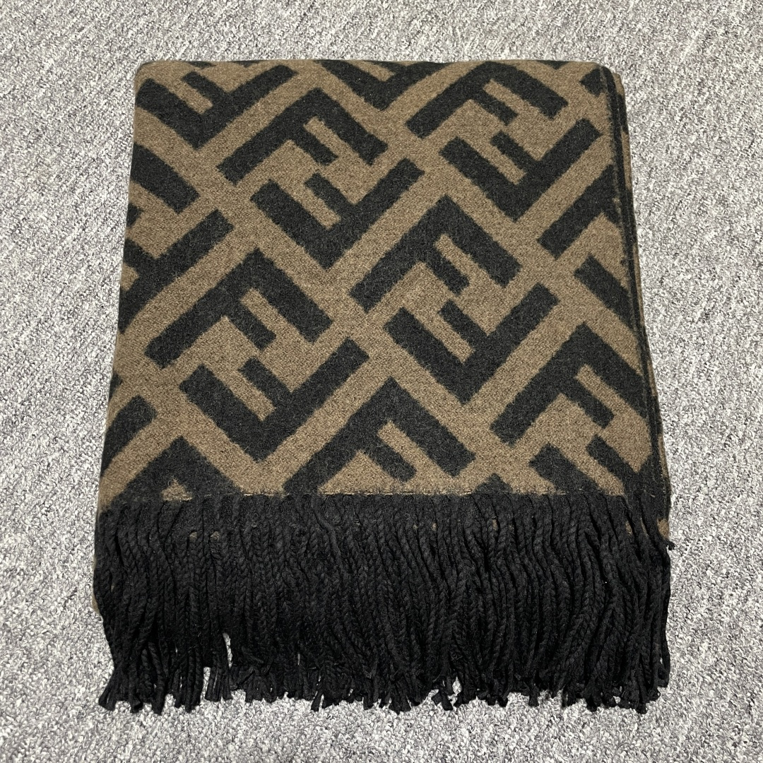 图片[3]-S# Fendi 芬迪 FF 羊毛提花 披肩斗篷 围巾 高端零售专供 原版开发 品质保证 100%放心出街 顶级复刻级工艺：让经典“分毫不差” 采用高精度电子提花工艺，精准还原每朵“FF字母迷宫”的轮廓与间距，色彩渗透度、纹路立体感与原版如出一辙 双面异色设计（暖棕×雅黑），一面是咖啡馆的慵懒拿铁色，一面是晚宴厅的神秘黑调，翻折间切换风格，复刻柜上“双面奢品”的质感哲学 🧶 奢选材质：暖得高级，柔得妥帖 甄选60支双面羊毛混纺（高支数=纤维更细腻+保暖性更强），经「三重柔化工艺」打磨： 先以特殊酶洗褪去羊毛糙感，再经蒸汽熨烫定型，最后做防缩抗起球处理—— 触肤瞬间，如陷入云朵般绵软，却又不失挺括骨感；久披不塌、不扎肤，秋冬叠穿外套/单穿配裙，都能“一秒提升贵气值” ✂️ 手工匠造：藏在细节里的仪式感 一条披肩的“高级感”，藏在别人看不见的工序里： • 提花环节：机器模拟“老匠人手工牵经”的张力，让每寸纹路均匀舒展，告别廉价印花的模糊感； • 流苏设计：资深工匠手工穿引每根流苏穗，统一长度、统一垂坠方向，行走时流苏轻晃如涟漪，精致到发丝； • 裁剪缝制：遵循“人体工学黄金比例”，肩线自然垂落不紧绷，腰线适配各种身形——慵懒披挂也能穿出“量身定制”的利落。 从米兰工作室的设计稿，到车间里12道严苛工序，再到你掌心的温度—— 这条披肩，复刻的是跨越世纪的时尚经典，交付的是「一披即高级」的日常奢享。 当寒风吹过街头，它是你抵御凉意的暖甲，更是无需开口的品味勋章 ⚠清洗建议：由于羊毛的材质特性，尽量干洗，尽量干洗，暴力机洗会出现缩水情况 ！如果觉得干洗一次太贵，有耐心的朋友也可以手洗，一定要冷水，且不能手搓！清洗后第一时间压干（不会滴水的程度）设计不能拧干！不能拧干！-选品中心