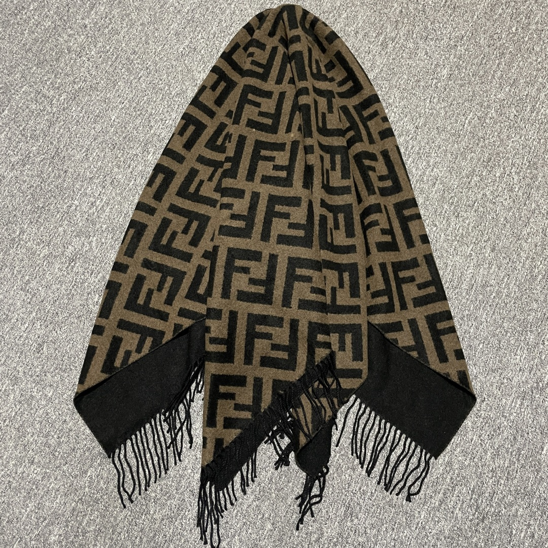 图片[2]-S# Fendi 芬迪 FF 羊毛提花 披肩斗篷 围巾 高端零售专供 原版开发 品质保证 100%放心出街 顶级复刻级工艺：让经典“分毫不差” 采用高精度电子提花工艺，精准还原每朵“FF字母迷宫”的轮廓与间距，色彩渗透度、纹路立体感与原版如出一辙 双面异色设计（暖棕×雅黑），一面是咖啡馆的慵懒拿铁色，一面是晚宴厅的神秘黑调，翻折间切换风格，复刻柜上“双面奢品”的质感哲学 🧶 奢选材质：暖得高级，柔得妥帖 甄选60支双面羊毛混纺（高支数=纤维更细腻+保暖性更强），经「三重柔化工艺」打磨： 先以特殊酶洗褪去羊毛糙感，再经蒸汽熨烫定型，最后做防缩抗起球处理—— 触肤瞬间，如陷入云朵般绵软，却又不失挺括骨感；久披不塌、不扎肤，秋冬叠穿外套/单穿配裙，都能“一秒提升贵气值” ✂️ 手工匠造：藏在细节里的仪式感 一条披肩的“高级感”，藏在别人看不见的工序里： • 提花环节：机器模拟“老匠人手工牵经”的张力，让每寸纹路均匀舒展，告别廉价印花的模糊感； • 流苏设计：资深工匠手工穿引每根流苏穗，统一长度、统一垂坠方向，行走时流苏轻晃如涟漪，精致到发丝； • 裁剪缝制：遵循“人体工学黄金比例”，肩线自然垂落不紧绷，腰线适配各种身形——慵懒披挂也能穿出“量身定制”的利落。 从米兰工作室的设计稿，到车间里12道严苛工序，再到你掌心的温度—— 这条披肩，复刻的是跨越世纪的时尚经典，交付的是「一披即高级」的日常奢享。 当寒风吹过街头，它是你抵御凉意的暖甲，更是无需开口的品味勋章 ⚠清洗建议：由于羊毛的材质特性，尽量干洗，尽量干洗，暴力机洗会出现缩水情况 ！如果觉得干洗一次太贵，有耐心的朋友也可以手洗，一定要冷水，且不能手搓！清洗后第一时间压干（不会滴水的程度）设计不能拧干！不能拧干！-选品中心
