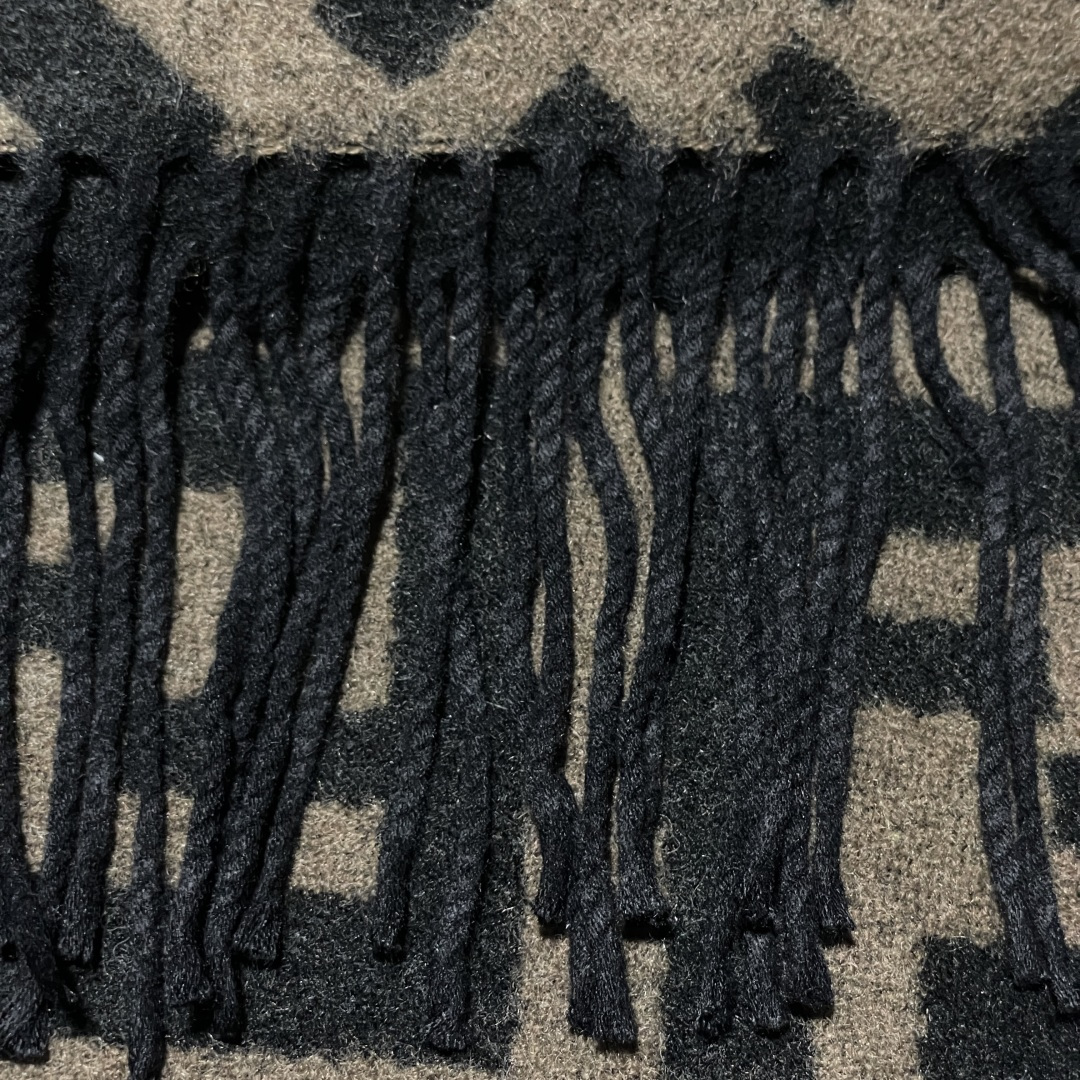 图片[9]-S# Fendi 芬迪 FF 羊毛提花 披肩斗篷 围巾 高端零售专供 原版开发 品质保证 100%放心出街 顶级复刻级工艺：让经典“分毫不差” 采用高精度电子提花工艺，精准还原每朵“FF字母迷宫”的轮廓与间距，色彩渗透度、纹路立体感与原版如出一辙 双面异色设计（暖棕×雅黑），一面是咖啡馆的慵懒拿铁色，一面是晚宴厅的神秘黑调，翻折间切换风格，复刻柜上“双面奢品”的质感哲学 🧶 奢选材质：暖得高级，柔得妥帖 甄选60支双面羊毛混纺（高支数=纤维更细腻+保暖性更强），经「三重柔化工艺」打磨： 先以特殊酶洗褪去羊毛糙感，再经蒸汽熨烫定型，最后做防缩抗起球处理—— 触肤瞬间，如陷入云朵般绵软，却又不失挺括骨感；久披不塌、不扎肤，秋冬叠穿外套/单穿配裙，都能“一秒提升贵气值” ✂️ 手工匠造：藏在细节里的仪式感 一条披肩的“高级感”，藏在别人看不见的工序里： • 提花环节：机器模拟“老匠人手工牵经”的张力，让每寸纹路均匀舒展，告别廉价印花的模糊感； • 流苏设计：资深工匠手工穿引每根流苏穗，统一长度、统一垂坠方向，行走时流苏轻晃如涟漪，精致到发丝； • 裁剪缝制：遵循“人体工学黄金比例”，肩线自然垂落不紧绷，腰线适配各种身形——慵懒披挂也能穿出“量身定制”的利落。 从米兰工作室的设计稿，到车间里12道严苛工序，再到你掌心的温度—— 这条披肩，复刻的是跨越世纪的时尚经典，交付的是「一披即高级」的日常奢享。 当寒风吹过街头，它是你抵御凉意的暖甲，更是无需开口的品味勋章 ⚠清洗建议：由于羊毛的材质特性，尽量干洗，尽量干洗，暴力机洗会出现缩水情况 ！如果觉得干洗一次太贵，有耐心的朋友也可以手洗，一定要冷水，且不能手搓！清洗后第一时间压干（不会滴水的程度）设计不能拧干！不能拧干！-选品中心