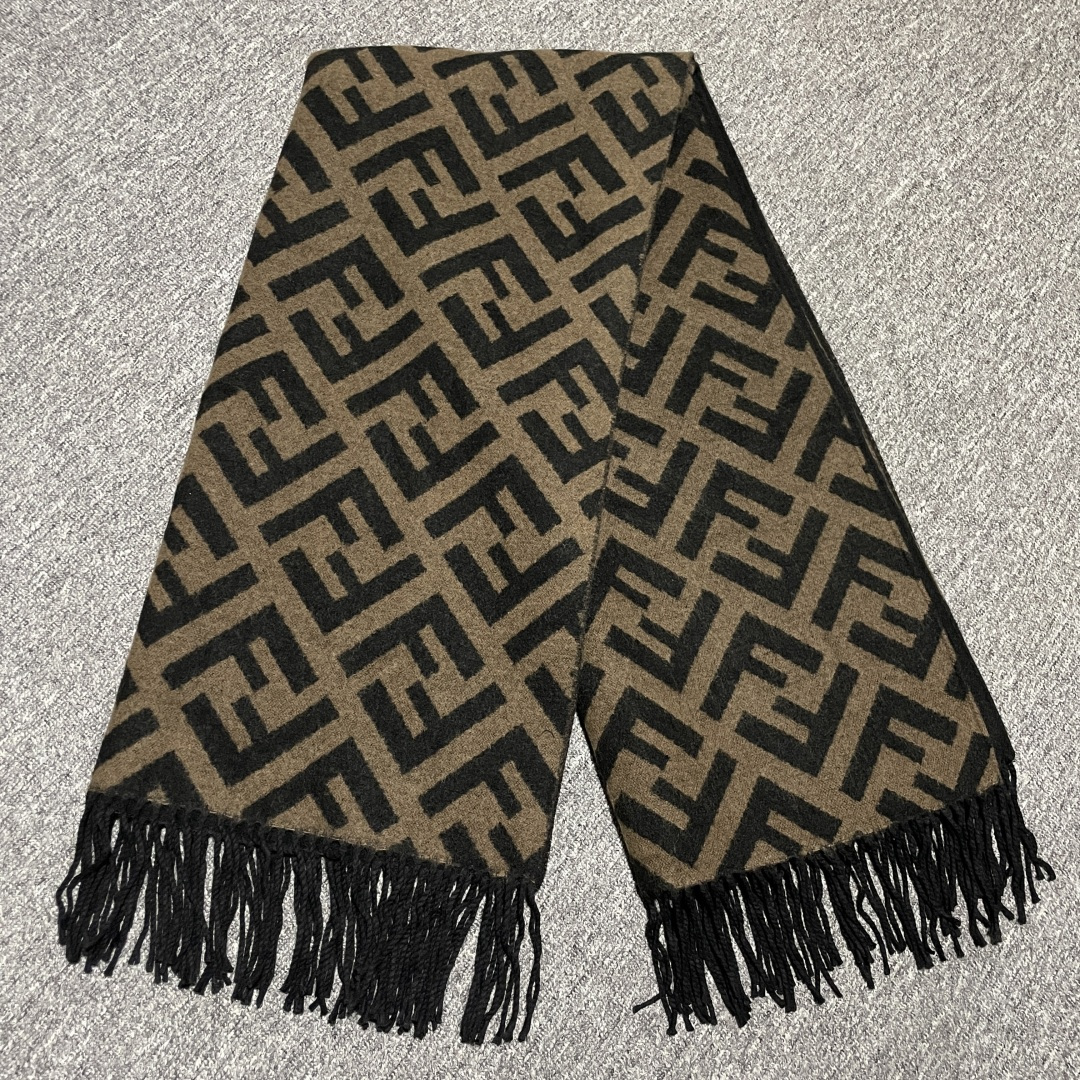 图片[4]-S# Fendi 芬迪 FF 羊毛提花 披肩斗篷 围巾 高端零售专供 原版开发 品质保证 100%放心出街 顶级复刻级工艺：让经典“分毫不差” 采用高精度电子提花工艺，精准还原每朵“FF字母迷宫”的轮廓与间距，色彩渗透度、纹路立体感与原版如出一辙 双面异色设计（暖棕×雅黑），一面是咖啡馆的慵懒拿铁色，一面是晚宴厅的神秘黑调，翻折间切换风格，复刻柜上“双面奢品”的质感哲学 🧶 奢选材质：暖得高级，柔得妥帖 甄选60支双面羊毛混纺（高支数=纤维更细腻+保暖性更强），经「三重柔化工艺」打磨： 先以特殊酶洗褪去羊毛糙感，再经蒸汽熨烫定型，最后做防缩抗起球处理—— 触肤瞬间，如陷入云朵般绵软，却又不失挺括骨感；久披不塌、不扎肤，秋冬叠穿外套/单穿配裙，都能“一秒提升贵气值” ✂️ 手工匠造：藏在细节里的仪式感 一条披肩的“高级感”，藏在别人看不见的工序里： • 提花环节：机器模拟“老匠人手工牵经”的张力，让每寸纹路均匀舒展，告别廉价印花的模糊感； • 流苏设计：资深工匠手工穿引每根流苏穗，统一长度、统一垂坠方向，行走时流苏轻晃如涟漪，精致到发丝； • 裁剪缝制：遵循“人体工学黄金比例”，肩线自然垂落不紧绷，腰线适配各种身形——慵懒披挂也能穿出“量身定制”的利落。 从米兰工作室的设计稿，到车间里12道严苛工序，再到你掌心的温度—— 这条披肩，复刻的是跨越世纪的时尚经典，交付的是「一披即高级」的日常奢享。 当寒风吹过街头，它是你抵御凉意的暖甲，更是无需开口的品味勋章 ⚠清洗建议：由于羊毛的材质特性，尽量干洗，尽量干洗，暴力机洗会出现缩水情况 ！如果觉得干洗一次太贵，有耐心的朋友也可以手洗，一定要冷水，且不能手搓！清洗后第一时间压干（不会滴水的程度）设计不能拧干！不能拧干！-选品中心
