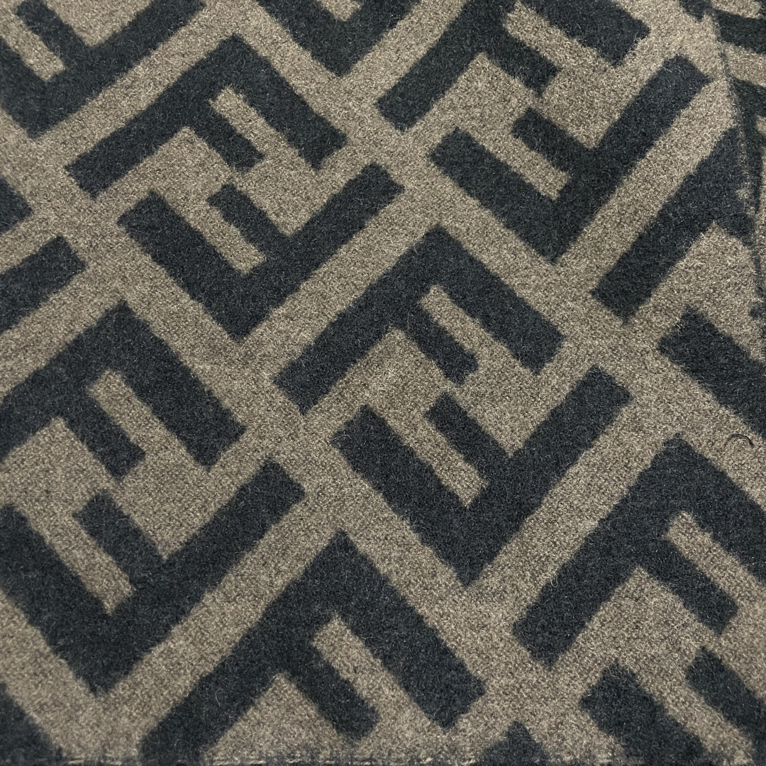 图片[5]-S# Fendi 芬迪 FF 羊毛提花 披肩斗篷 围巾 高端零售专供 原版开发 品质保证 100%放心出街 顶级复刻级工艺：让经典“分毫不差” 采用高精度电子提花工艺，精准还原每朵“FF字母迷宫”的轮廓与间距，色彩渗透度、纹路立体感与原版如出一辙 双面异色设计（暖棕×雅黑），一面是咖啡馆的慵懒拿铁色，一面是晚宴厅的神秘黑调，翻折间切换风格，复刻柜上“双面奢品”的质感哲学 🧶 奢选材质：暖得高级，柔得妥帖 甄选60支双面羊毛混纺（高支数=纤维更细腻+保暖性更强），经「三重柔化工艺」打磨： 先以特殊酶洗褪去羊毛糙感，再经蒸汽熨烫定型，最后做防缩抗起球处理—— 触肤瞬间，如陷入云朵般绵软，却又不失挺括骨感；久披不塌、不扎肤，秋冬叠穿外套/单穿配裙，都能“一秒提升贵气值” ✂️ 手工匠造：藏在细节里的仪式感 一条披肩的“高级感”，藏在别人看不见的工序里： • 提花环节：机器模拟“老匠人手工牵经”的张力，让每寸纹路均匀舒展，告别廉价印花的模糊感； • 流苏设计：资深工匠手工穿引每根流苏穗，统一长度、统一垂坠方向，行走时流苏轻晃如涟漪，精致到发丝； • 裁剪缝制：遵循“人体工学黄金比例”，肩线自然垂落不紧绷，腰线适配各种身形——慵懒披挂也能穿出“量身定制”的利落。 从米兰工作室的设计稿，到车间里12道严苛工序，再到你掌心的温度—— 这条披肩，复刻的是跨越世纪的时尚经典，交付的是「一披即高级」的日常奢享。 当寒风吹过街头，它是你抵御凉意的暖甲，更是无需开口的品味勋章 ⚠清洗建议：由于羊毛的材质特性，尽量干洗，尽量干洗，暴力机洗会出现缩水情况 ！如果觉得干洗一次太贵，有耐心的朋友也可以手洗，一定要冷水，且不能手搓！清洗后第一时间压干（不会滴水的程度）设计不能拧干！不能拧干！-选品中心