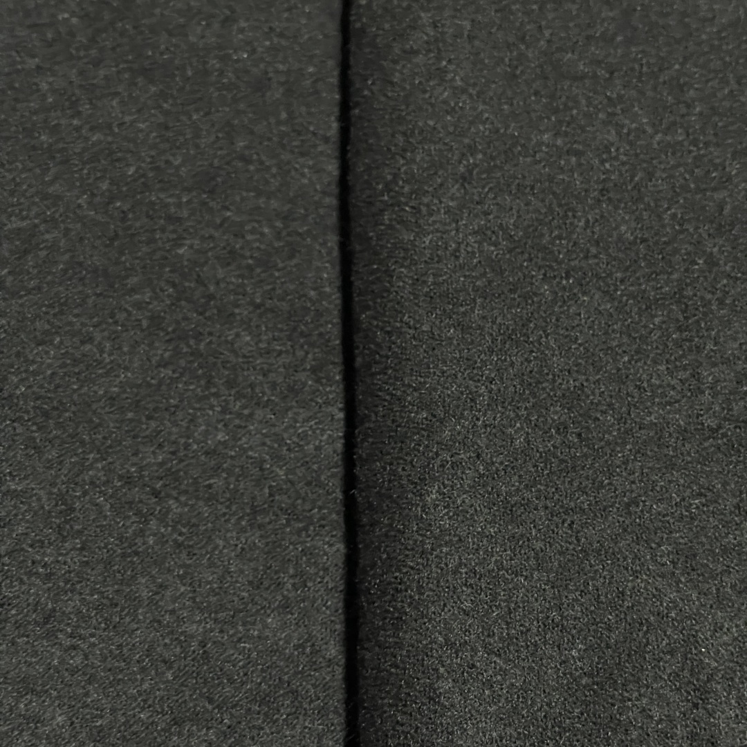 图片[7]-S# Fendi 芬迪 FF 羊毛提花 披肩斗篷 围巾 高端零售专供 原版开发 品质保证 100%放心出街 顶级复刻级工艺：让经典“分毫不差” 采用高精度电子提花工艺，精准还原每朵“FF字母迷宫”的轮廓与间距，色彩渗透度、纹路立体感与原版如出一辙 双面异色设计（暖棕×雅黑），一面是咖啡馆的慵懒拿铁色，一面是晚宴厅的神秘黑调，翻折间切换风格，复刻柜上“双面奢品”的质感哲学 🧶 奢选材质：暖得高级，柔得妥帖 甄选60支双面羊毛混纺（高支数=纤维更细腻+保暖性更强），经「三重柔化工艺」打磨： 先以特殊酶洗褪去羊毛糙感，再经蒸汽熨烫定型，最后做防缩抗起球处理—— 触肤瞬间，如陷入云朵般绵软，却又不失挺括骨感；久披不塌、不扎肤，秋冬叠穿外套/单穿配裙，都能“一秒提升贵气值” ✂️ 手工匠造：藏在细节里的仪式感 一条披肩的“高级感”，藏在别人看不见的工序里： • 提花环节：机器模拟“老匠人手工牵经”的张力，让每寸纹路均匀舒展，告别廉价印花的模糊感； • 流苏设计：资深工匠手工穿引每根流苏穗，统一长度、统一垂坠方向，行走时流苏轻晃如涟漪，精致到发丝； • 裁剪缝制：遵循“人体工学黄金比例”，肩线自然垂落不紧绷，腰线适配各种身形——慵懒披挂也能穿出“量身定制”的利落。 从米兰工作室的设计稿，到车间里12道严苛工序，再到你掌心的温度—— 这条披肩，复刻的是跨越世纪的时尚经典，交付的是「一披即高级」的日常奢享。 当寒风吹过街头，它是你抵御凉意的暖甲，更是无需开口的品味勋章 ⚠清洗建议：由于羊毛的材质特性，尽量干洗，尽量干洗，暴力机洗会出现缩水情况 ！如果觉得干洗一次太贵，有耐心的朋友也可以手洗，一定要冷水，且不能手搓！清洗后第一时间压干（不会滴水的程度）设计不能拧干！不能拧干！-选品中心