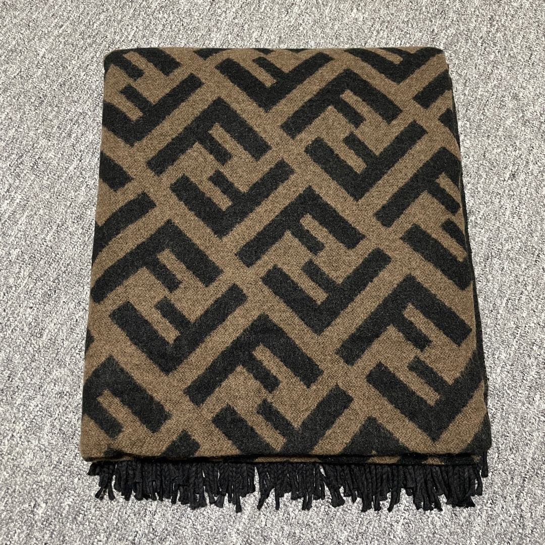 S# Fendi 芬迪 FF 羊毛提花 披肩斗篷 围巾 高端零售专供 原版开发 品质保证 100%放心出街 顶级复刻级工艺：让经典“分毫不差” 采用高精度电子提花工艺，精准还原每朵“FF字母迷宫”的轮廓与间距，色彩渗透度、纹路立体感与原版如出一辙 双面异色设计（暖棕×雅黑），一面是咖啡馆的慵懒拿铁色，一面是晚宴厅的神秘黑调，翻折间切换风格，复刻柜上“双面奢品”的质感哲学 🧶 奢选材质：暖得高级，柔得妥帖 甄选60支双面羊毛混纺（高支数=纤维更细腻+保暖性更强），经「三重柔化工艺」打磨： 先以特殊酶洗褪去羊毛糙感，再经蒸汽熨烫定型，最后做防缩抗起球处理—— 触肤瞬间，如陷入云朵般绵软，却又不失挺括骨感；久披不塌、不扎肤，秋冬叠穿外套/单穿配裙，都能“一秒提升贵气值” ✂️ 手工匠造：藏在细节里的仪式感 一条披肩的“高级感”，藏在别人看不见的工序里： • 提花环节：机器模拟“老匠人手工牵经”的张力，让每寸纹路均匀舒展，告别廉价印花的模糊感； • 流苏设计：资深工匠手工穿引每根流苏穗，统一长度、统一垂坠方向，行走时流苏轻晃如涟漪，精致到发丝； • 裁剪缝制：遵循“人体工学黄金比例”，肩线自然垂落不紧绷，腰线适配各种身形——慵懒披挂也能穿出“量身定制”的利落。 从米兰工作室的设计稿，到车间里12道严苛工序，再到你掌心的温度—— 这条披肩，复刻的是跨越世纪的时尚经典，交付的是「一披即高级」的日常奢享。 当寒风吹过街头，它是你抵御凉意的暖甲，更是无需开口的品味勋章 ⚠清洗建议：由于羊毛的材质特性，尽量干洗，尽量干洗，暴力机洗会出现缩水情况 ！如果觉得干洗一次太贵，有耐心的朋友也可以手洗，一定要冷水，且不能手搓！清洗后第一时间压干（不会滴水的程度）设计不能拧干！不能拧干！-选品中心