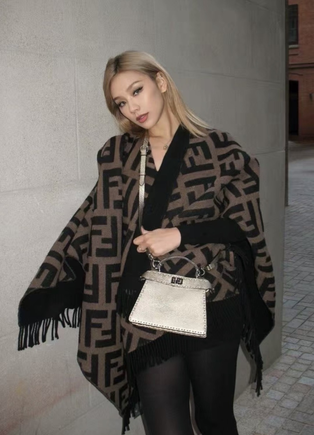 图片[4]-S# Fendi 芬迪 FF 羊毛提花 披肩斗篷 围巾 高端零售专供 原版开发 品质保证 100%放心出街 顶级复刻级工艺：让经典“分毫不差” 采用高精度电子提花工艺，精准还原每朵“FF字母迷宫”的轮廓与间距，色彩渗透度、纹路立体感与原版如出一辙 双面异色设计（暖棕×雅黑），一面是咖啡馆的慵懒拿铁色，一面是晚宴厅的神秘黑调，翻折间切换风格，复刻柜上“双面奢品”的质感哲学 🧶 奢选材质：暖得高级，柔得妥帖 甄选60支双面羊毛混纺（高支数=纤维更细腻+保暖性更强），经「三重柔化工艺」打磨： 先以特殊酶洗褪去羊毛糙感，再经蒸汽熨烫定型，最后做防缩抗起球处理—— 触肤瞬间，如陷入云朵般绵软，却又不失挺括骨感；久披不塌、不扎肤，秋冬叠穿外套/单穿配裙，都能“一秒提升贵气值” ✂️ 手工匠造：藏在细节里的仪式感 一条披肩的“高级感”，藏在别人看不见的工序里： • 提花环节：机器模拟“老匠人手工牵经”的张力，让每寸纹路均匀舒展，告别廉价印花的模糊感； • 流苏设计：资深工匠手工穿引每根流苏穗，统一长度、统一垂坠方向，行走时流苏轻晃如涟漪，精致到发丝； • 裁剪缝制：遵循“人体工学黄金比例”，肩线自然垂落不紧绷，腰线适配各种身形——慵懒披挂也能穿出“量身定制”的利落。 从米兰工作室的设计稿，到车间里12道严苛工序，再到你掌心的温度—— 这条披肩，复刻的是跨越世纪的时尚经典，交付的是「一披即高级」的日常奢享。 当寒风吹过街头，它是你抵御凉意的暖甲，更是无需开口的品味勋章 ⚠清洗建议：由于羊毛的材质特性，尽量干洗，尽量干洗，暴力机洗会出现缩水情况 ！如果觉得干洗一次太贵，有耐心的朋友也可以手洗，一定要冷水，且不能手搓！清洗后第一时间压干（不会滴水的程度）设计不能拧干！不能拧干！-选品中心