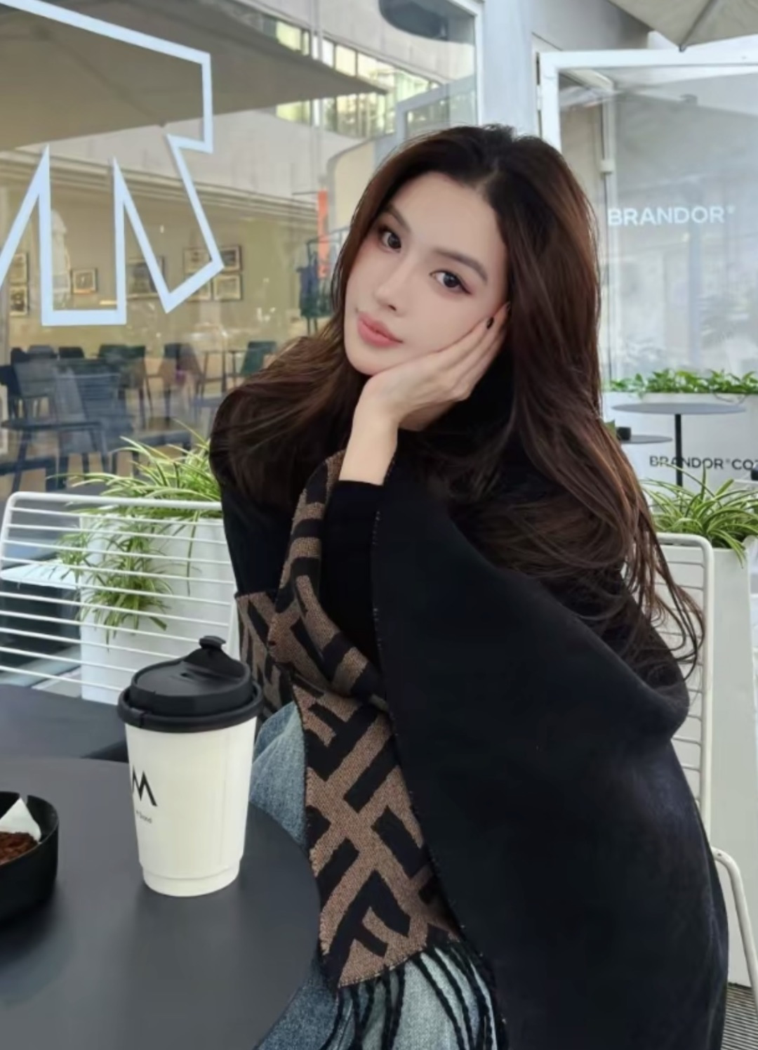 S# Fendi 芬迪 FF 羊毛提花 披肩斗篷 围巾 高端零售专供 原版开发 品质保证 100%放心出街 顶级复刻级工艺：让经典“分毫不差” 采用高精度电子提花工艺，精准还原每朵“FF字母迷宫”的轮廓与间距，色彩渗透度、纹路立体感与原版如出一辙 双面异色设计（暖棕×雅黑），一面是咖啡馆的慵懒拿铁色，一面是晚宴厅的神秘黑调，翻折间切换风格，复刻柜上“双面奢品”的质感哲学 🧶 奢选材质：暖得高级，柔得妥帖 甄选60支双面羊毛混纺（高支数=纤维更细腻+保暖性更强），经「三重柔化工艺」打磨： 先以特殊酶洗褪去羊毛糙感，再经蒸汽熨烫定型，最后做防缩抗起球处理—— 触肤瞬间，如陷入云朵般绵软，却又不失挺括骨感；久披不塌、不扎肤，秋冬叠穿外套/单穿配裙，都能“一秒提升贵气值” ✂️ 手工匠造：藏在细节里的仪式感 一条披肩的“高级感”，藏在别人看不见的工序里： • 提花环节：机器模拟“老匠人手工牵经”的张力，让每寸纹路均匀舒展，告别廉价印花的模糊感； • 流苏设计：资深工匠手工穿引每根流苏穗，统一长度、统一垂坠方向，行走时流苏轻晃如涟漪，精致到发丝； • 裁剪缝制：遵循“人体工学黄金比例”，肩线自然垂落不紧绷，腰线适配各种身形——慵懒披挂也能穿出“量身定制”的利落。 从米兰工作室的设计稿，到车间里12道严苛工序，再到你掌心的温度—— 这条披肩，复刻的是跨越世纪的时尚经典，交付的是「一披即高级」的日常奢享。 当寒风吹过街头，它是你抵御凉意的暖甲，更是无需开口的品味勋章 ⚠清洗建议：由于羊毛的材质特性，尽量干洗，尽量干洗，暴力机洗会出现缩水情况 ！如果觉得干洗一次太贵，有耐心的朋友也可以手洗，一定要冷水，且不能手搓！清洗后第一时间压干（不会滴水的程度）设计不能拧干！不能拧干！-选品中心