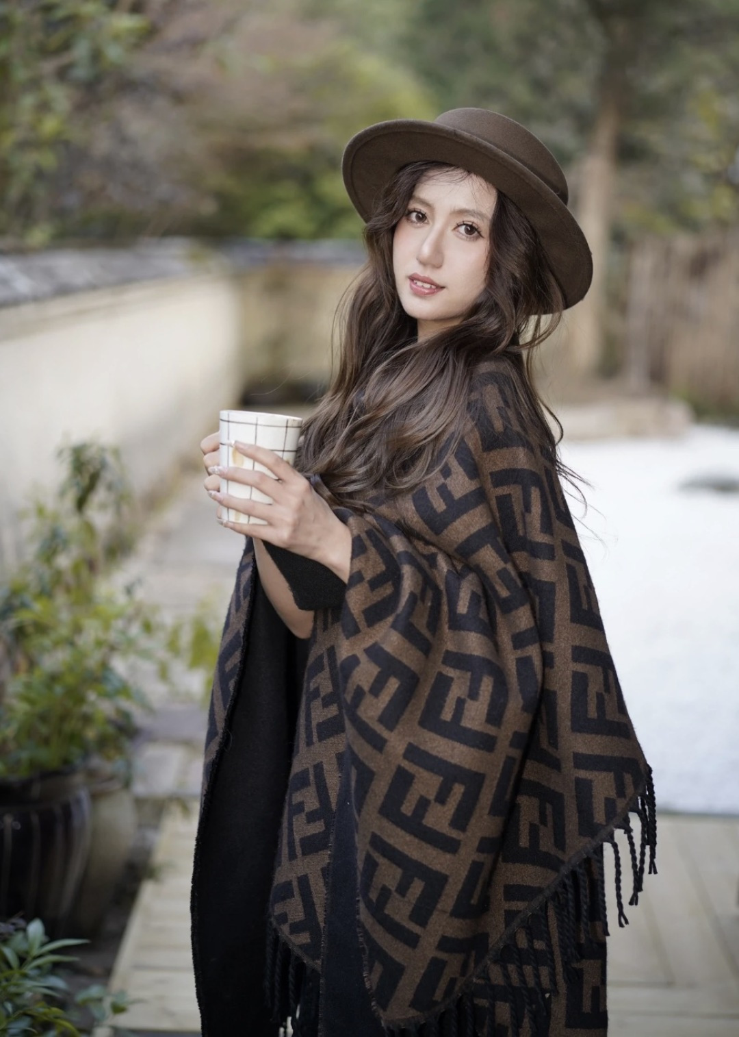 图片[7]-S# Fendi 芬迪 FF 羊毛提花 披肩斗篷 围巾 高端零售专供 原版开发 品质保证 100%放心出街 顶级复刻级工艺：让经典“分毫不差” 采用高精度电子提花工艺，精准还原每朵“FF字母迷宫”的轮廓与间距，色彩渗透度、纹路立体感与原版如出一辙 双面异色设计（暖棕×雅黑），一面是咖啡馆的慵懒拿铁色，一面是晚宴厅的神秘黑调，翻折间切换风格，复刻柜上“双面奢品”的质感哲学 🧶 奢选材质：暖得高级，柔得妥帖 甄选60支双面羊毛混纺（高支数=纤维更细腻+保暖性更强），经「三重柔化工艺」打磨： 先以特殊酶洗褪去羊毛糙感，再经蒸汽熨烫定型，最后做防缩抗起球处理—— 触肤瞬间，如陷入云朵般绵软，却又不失挺括骨感；久披不塌、不扎肤，秋冬叠穿外套/单穿配裙，都能“一秒提升贵气值” ✂️ 手工匠造：藏在细节里的仪式感 一条披肩的“高级感”，藏在别人看不见的工序里： • 提花环节：机器模拟“老匠人手工牵经”的张力，让每寸纹路均匀舒展，告别廉价印花的模糊感； • 流苏设计：资深工匠手工穿引每根流苏穗，统一长度、统一垂坠方向，行走时流苏轻晃如涟漪，精致到发丝； • 裁剪缝制：遵循“人体工学黄金比例”，肩线自然垂落不紧绷，腰线适配各种身形——慵懒披挂也能穿出“量身定制”的利落。 从米兰工作室的设计稿，到车间里12道严苛工序，再到你掌心的温度—— 这条披肩，复刻的是跨越世纪的时尚经典，交付的是「一披即高级」的日常奢享。 当寒风吹过街头，它是你抵御凉意的暖甲，更是无需开口的品味勋章 ⚠清洗建议：由于羊毛的材质特性，尽量干洗，尽量干洗，暴力机洗会出现缩水情况 ！如果觉得干洗一次太贵，有耐心的朋友也可以手洗，一定要冷水，且不能手搓！清洗后第一时间压干（不会滴水的程度）设计不能拧干！不能拧干！-选品中心