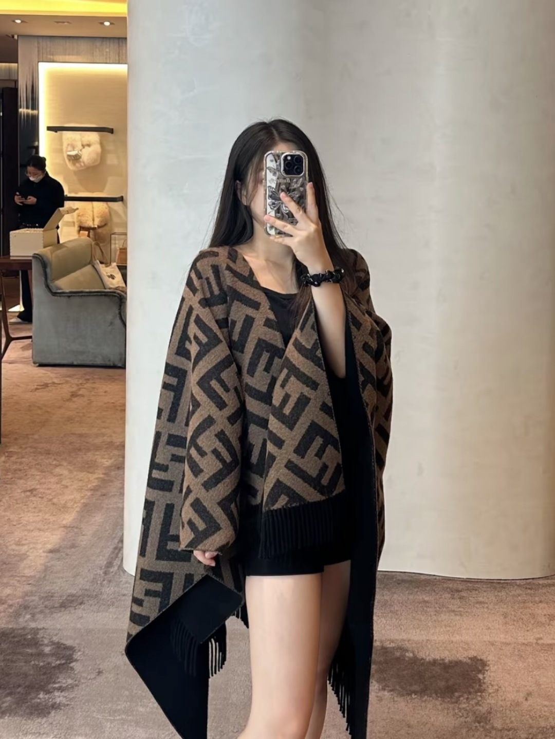 图片[2]-S# Fendi 芬迪 FF 羊毛提花 披肩斗篷 围巾 高端零售专供 原版开发 品质保证 100%放心出街 顶级复刻级工艺：让经典“分毫不差” 采用高精度电子提花工艺，精准还原每朵“FF字母迷宫”的轮廓与间距，色彩渗透度、纹路立体感与原版如出一辙 双面异色设计（暖棕×雅黑），一面是咖啡馆的慵懒拿铁色，一面是晚宴厅的神秘黑调，翻折间切换风格，复刻柜上“双面奢品”的质感哲学 🧶 奢选材质：暖得高级，柔得妥帖 甄选60支双面羊毛混纺（高支数=纤维更细腻+保暖性更强），经「三重柔化工艺」打磨： 先以特殊酶洗褪去羊毛糙感，再经蒸汽熨烫定型，最后做防缩抗起球处理—— 触肤瞬间，如陷入云朵般绵软，却又不失挺括骨感；久披不塌、不扎肤，秋冬叠穿外套/单穿配裙，都能“一秒提升贵气值” ✂️ 手工匠造：藏在细节里的仪式感 一条披肩的“高级感”，藏在别人看不见的工序里： • 提花环节：机器模拟“老匠人手工牵经”的张力，让每寸纹路均匀舒展，告别廉价印花的模糊感； • 流苏设计：资深工匠手工穿引每根流苏穗，统一长度、统一垂坠方向，行走时流苏轻晃如涟漪，精致到发丝； • 裁剪缝制：遵循“人体工学黄金比例”，肩线自然垂落不紧绷，腰线适配各种身形——慵懒披挂也能穿出“量身定制”的利落。 从米兰工作室的设计稿，到车间里12道严苛工序，再到你掌心的温度—— 这条披肩，复刻的是跨越世纪的时尚经典，交付的是「一披即高级」的日常奢享。 当寒风吹过街头，它是你抵御凉意的暖甲，更是无需开口的品味勋章 ⚠清洗建议：由于羊毛的材质特性，尽量干洗，尽量干洗，暴力机洗会出现缩水情况 ！如果觉得干洗一次太贵，有耐心的朋友也可以手洗，一定要冷水，且不能手搓！清洗后第一时间压干（不会滴水的程度）设计不能拧干！不能拧干！-选品中心