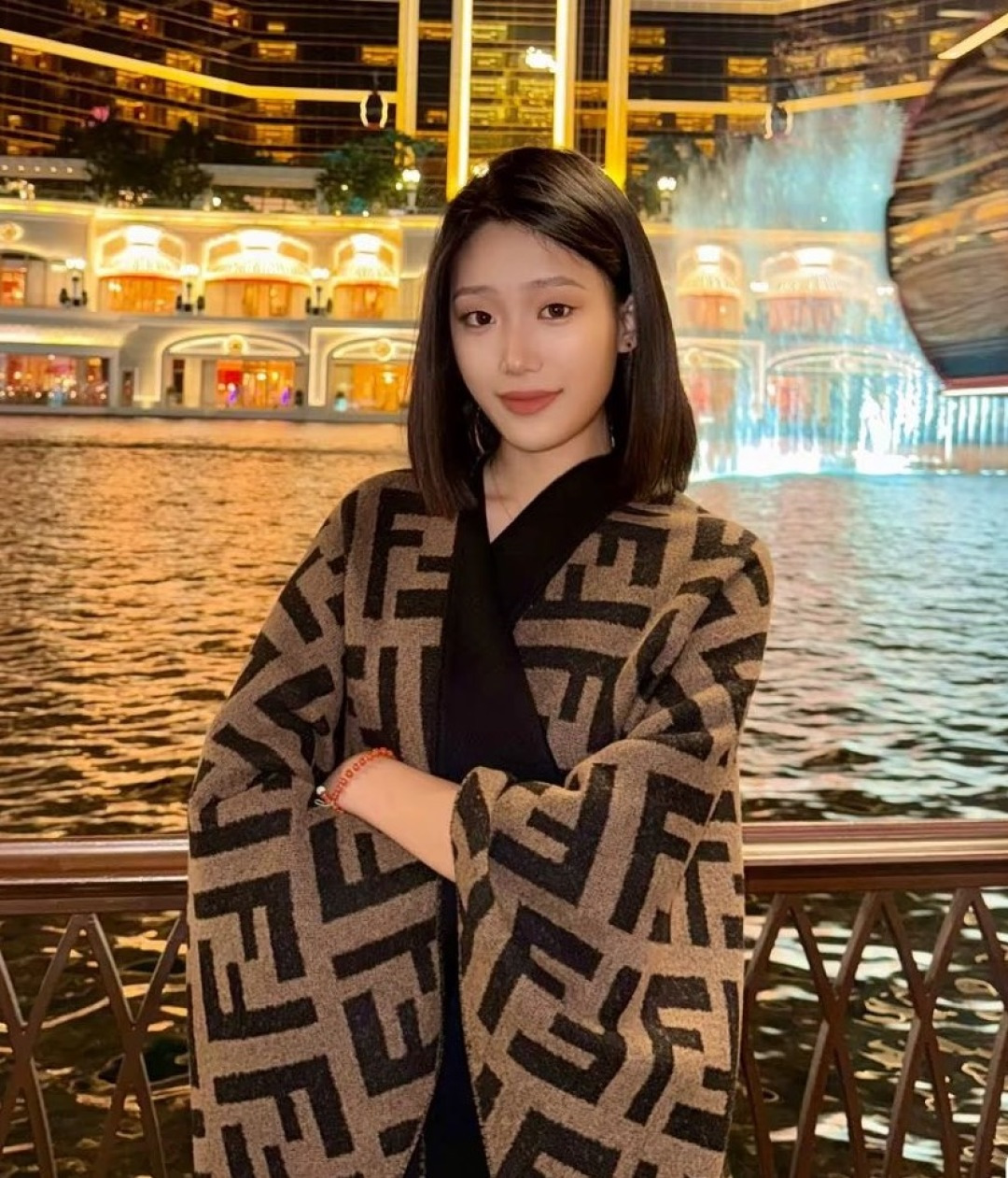 图片[5]-S# Fendi 芬迪 FF 羊毛提花 披肩斗篷 围巾 高端零售专供 原版开发 品质保证 100%放心出街 顶级复刻级工艺：让经典“分毫不差” 采用高精度电子提花工艺，精准还原每朵“FF字母迷宫”的轮廓与间距，色彩渗透度、纹路立体感与原版如出一辙 双面异色设计（暖棕×雅黑），一面是咖啡馆的慵懒拿铁色，一面是晚宴厅的神秘黑调，翻折间切换风格，复刻柜上“双面奢品”的质感哲学 🧶 奢选材质：暖得高级，柔得妥帖 甄选60支双面羊毛混纺（高支数=纤维更细腻+保暖性更强），经「三重柔化工艺」打磨： 先以特殊酶洗褪去羊毛糙感，再经蒸汽熨烫定型，最后做防缩抗起球处理—— 触肤瞬间，如陷入云朵般绵软，却又不失挺括骨感；久披不塌、不扎肤，秋冬叠穿外套/单穿配裙，都能“一秒提升贵气值” ✂️ 手工匠造：藏在细节里的仪式感 一条披肩的“高级感”，藏在别人看不见的工序里： • 提花环节：机器模拟“老匠人手工牵经”的张力，让每寸纹路均匀舒展，告别廉价印花的模糊感； • 流苏设计：资深工匠手工穿引每根流苏穗，统一长度、统一垂坠方向，行走时流苏轻晃如涟漪，精致到发丝； • 裁剪缝制：遵循“人体工学黄金比例”，肩线自然垂落不紧绷，腰线适配各种身形——慵懒披挂也能穿出“量身定制”的利落。 从米兰工作室的设计稿，到车间里12道严苛工序，再到你掌心的温度—— 这条披肩，复刻的是跨越世纪的时尚经典，交付的是「一披即高级」的日常奢享。 当寒风吹过街头，它是你抵御凉意的暖甲，更是无需开口的品味勋章 ⚠清洗建议：由于羊毛的材质特性，尽量干洗，尽量干洗，暴力机洗会出现缩水情况 ！如果觉得干洗一次太贵，有耐心的朋友也可以手洗，一定要冷水，且不能手搓！清洗后第一时间压干（不会滴水的程度）设计不能拧干！不能拧干！-选品中心