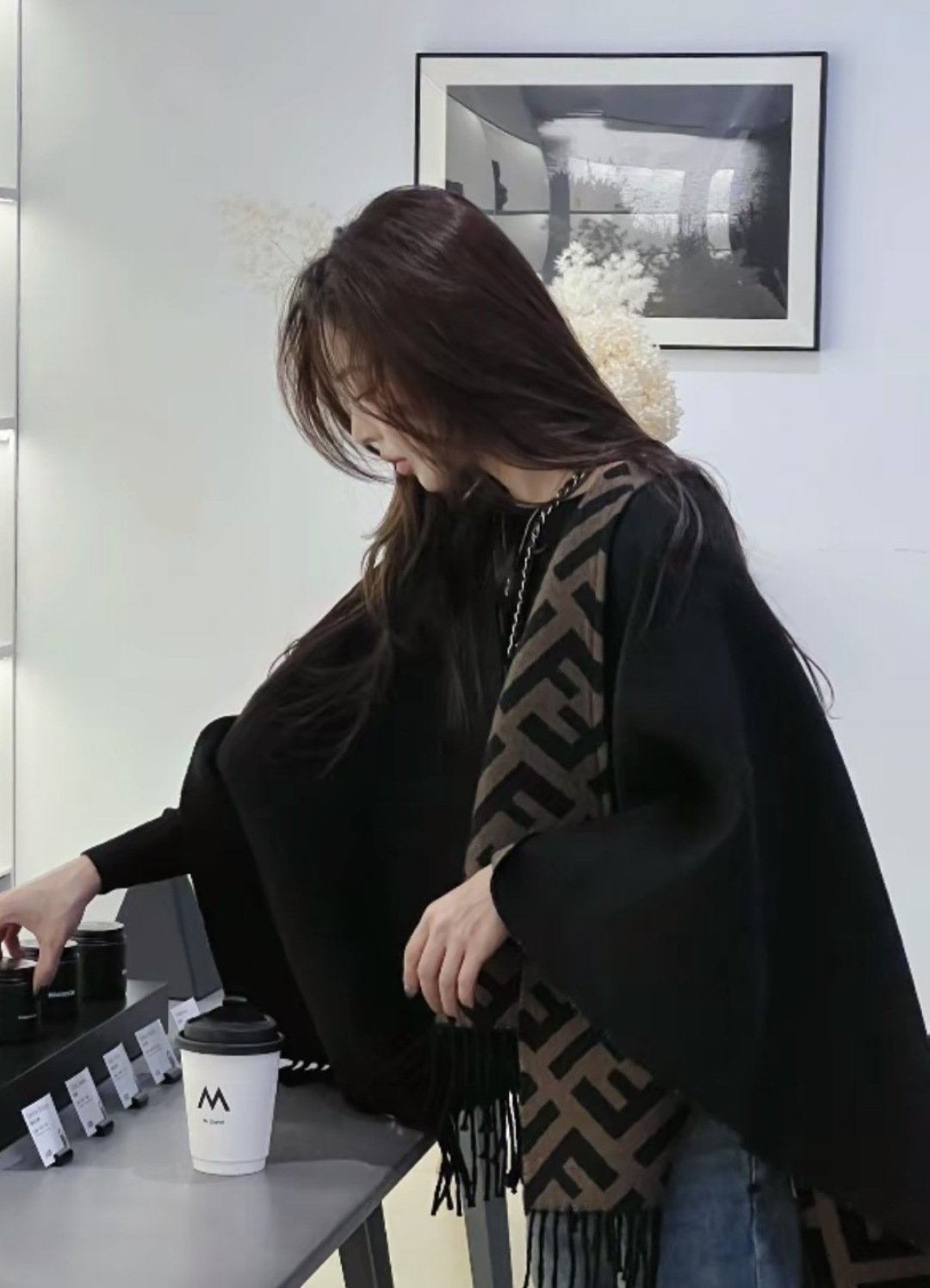 图片[3]-S# Fendi 芬迪 FF 羊毛提花 披肩斗篷 围巾 高端零售专供 原版开发 品质保证 100%放心出街 顶级复刻级工艺：让经典“分毫不差” 采用高精度电子提花工艺，精准还原每朵“FF字母迷宫”的轮廓与间距，色彩渗透度、纹路立体感与原版如出一辙 双面异色设计（暖棕×雅黑），一面是咖啡馆的慵懒拿铁色，一面是晚宴厅的神秘黑调，翻折间切换风格，复刻柜上“双面奢品”的质感哲学 🧶 奢选材质：暖得高级，柔得妥帖 甄选60支双面羊毛混纺（高支数=纤维更细腻+保暖性更强），经「三重柔化工艺」打磨： 先以特殊酶洗褪去羊毛糙感，再经蒸汽熨烫定型，最后做防缩抗起球处理—— 触肤瞬间，如陷入云朵般绵软，却又不失挺括骨感；久披不塌、不扎肤，秋冬叠穿外套/单穿配裙，都能“一秒提升贵气值” ✂️ 手工匠造：藏在细节里的仪式感 一条披肩的“高级感”，藏在别人看不见的工序里： • 提花环节：机器模拟“老匠人手工牵经”的张力，让每寸纹路均匀舒展，告别廉价印花的模糊感； • 流苏设计：资深工匠手工穿引每根流苏穗，统一长度、统一垂坠方向，行走时流苏轻晃如涟漪，精致到发丝； • 裁剪缝制：遵循“人体工学黄金比例”，肩线自然垂落不紧绷，腰线适配各种身形——慵懒披挂也能穿出“量身定制”的利落。 从米兰工作室的设计稿，到车间里12道严苛工序，再到你掌心的温度—— 这条披肩，复刻的是跨越世纪的时尚经典，交付的是「一披即高级」的日常奢享。 当寒风吹过街头，它是你抵御凉意的暖甲，更是无需开口的品味勋章 ⚠清洗建议：由于羊毛的材质特性，尽量干洗，尽量干洗，暴力机洗会出现缩水情况 ！如果觉得干洗一次太贵，有耐心的朋友也可以手洗，一定要冷水，且不能手搓！清洗后第一时间压干（不会滴水的程度）设计不能拧干！不能拧干！-选品中心