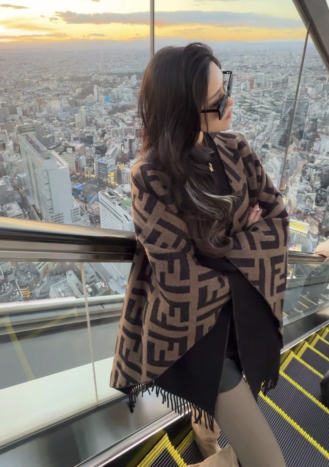 图片[6]-S# Fendi 芬迪 FF 羊毛提花 披肩斗篷 围巾 高端零售专供 原版开发 品质保证 100%放心出街 顶级复刻级工艺：让经典“分毫不差” 采用高精度电子提花工艺，精准还原每朵“FF字母迷宫”的轮廓与间距，色彩渗透度、纹路立体感与原版如出一辙 双面异色设计（暖棕×雅黑），一面是咖啡馆的慵懒拿铁色，一面是晚宴厅的神秘黑调，翻折间切换风格，复刻柜上“双面奢品”的质感哲学 🧶 奢选材质：暖得高级，柔得妥帖 甄选60支双面羊毛混纺（高支数=纤维更细腻+保暖性更强），经「三重柔化工艺」打磨： 先以特殊酶洗褪去羊毛糙感，再经蒸汽熨烫定型，最后做防缩抗起球处理—— 触肤瞬间，如陷入云朵般绵软，却又不失挺括骨感；久披不塌、不扎肤，秋冬叠穿外套/单穿配裙，都能“一秒提升贵气值” ✂️ 手工匠造：藏在细节里的仪式感 一条披肩的“高级感”，藏在别人看不见的工序里： • 提花环节：机器模拟“老匠人手工牵经”的张力，让每寸纹路均匀舒展，告别廉价印花的模糊感； • 流苏设计：资深工匠手工穿引每根流苏穗，统一长度、统一垂坠方向，行走时流苏轻晃如涟漪，精致到发丝； • 裁剪缝制：遵循“人体工学黄金比例”，肩线自然垂落不紧绷，腰线适配各种身形——慵懒披挂也能穿出“量身定制”的利落。 从米兰工作室的设计稿，到车间里12道严苛工序，再到你掌心的温度—— 这条披肩，复刻的是跨越世纪的时尚经典，交付的是「一披即高级」的日常奢享。 当寒风吹过街头，它是你抵御凉意的暖甲，更是无需开口的品味勋章 ⚠清洗建议：由于羊毛的材质特性，尽量干洗，尽量干洗，暴力机洗会出现缩水情况 ！如果觉得干洗一次太贵，有耐心的朋友也可以手洗，一定要冷水，且不能手搓！清洗后第一时间压干（不会滴水的程度）设计不能拧干！不能拧干！-选品中心