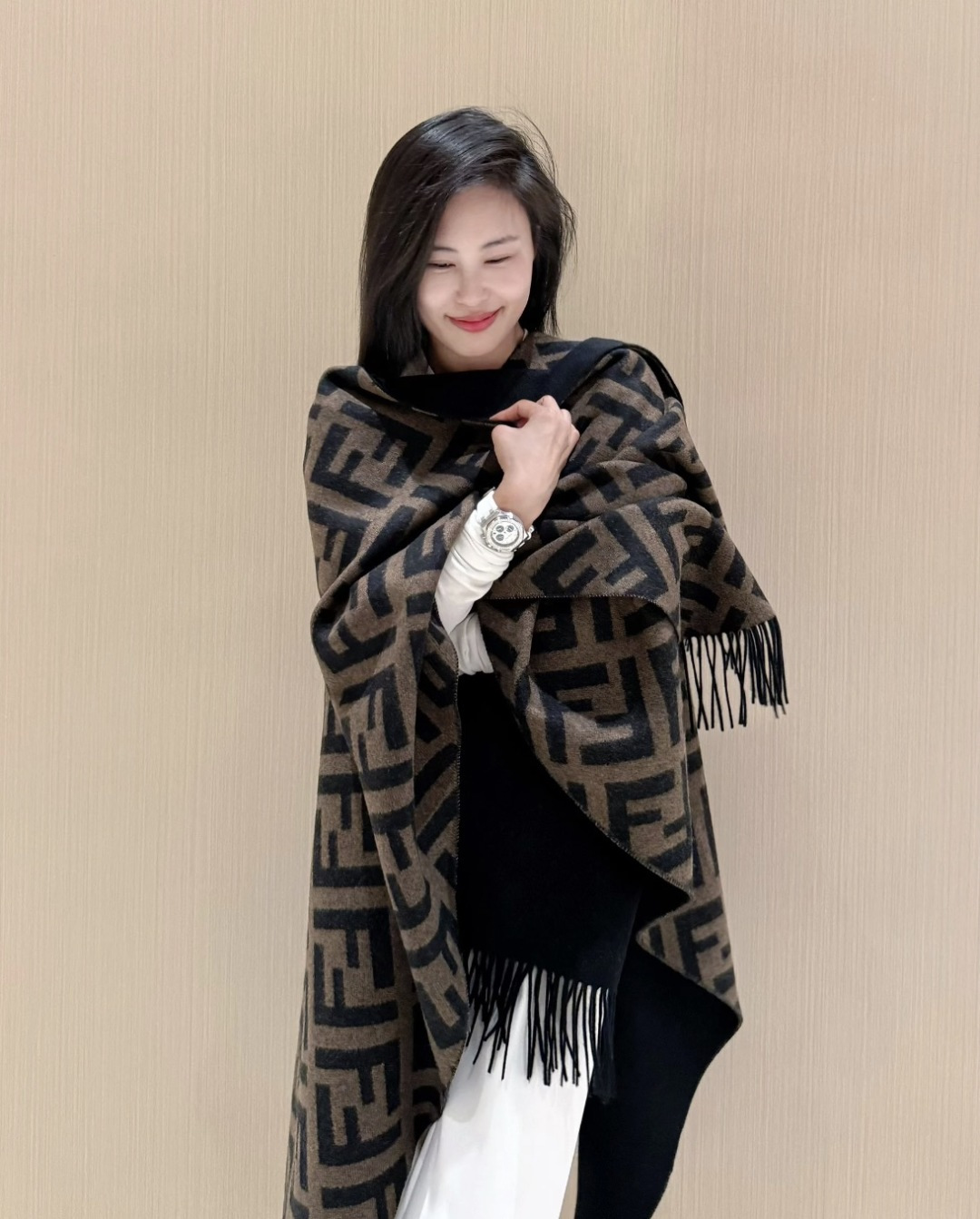 图片[15]-S# Fendi 芬迪 FF 羊毛提花 披肩斗篷 围巾 高端零售专供 原版开发 品质保证 100%放心出街 顶级复刻级工艺：让经典“分毫不差” 采用高精度电子提花工艺，精准还原每朵“FF字母迷宫”的轮廓与间距，色彩渗透度、纹路立体感与原版如出一辙 双面异色设计（暖棕×雅黑），一面是咖啡馆的慵懒拿铁色，一面是晚宴厅的神秘黑调，翻折间切换风格，复刻柜上“双面奢品”的质感哲学 🧶 奢选材质：暖得高级，柔得妥帖 甄选60支双面羊毛混纺（高支数=纤维更细腻+保暖性更强），经「三重柔化工艺」打磨： 先以特殊酶洗褪去羊毛糙感，再经蒸汽熨烫定型，最后做防缩抗起球处理—— 触肤瞬间，如陷入云朵般绵软，却又不失挺括骨感；久披不塌、不扎肤，秋冬叠穿外套/单穿配裙，都能“一秒提升贵气值” ✂️ 手工匠造：藏在细节里的仪式感 一条披肩的“高级感”，藏在别人看不见的工序里： • 提花环节：机器模拟“老匠人手工牵经”的张力，让每寸纹路均匀舒展，告别廉价印花的模糊感； • 流苏设计：资深工匠手工穿引每根流苏穗，统一长度、统一垂坠方向，行走时流苏轻晃如涟漪，精致到发丝； • 裁剪缝制：遵循“人体工学黄金比例”，肩线自然垂落不紧绷，腰线适配各种身形——慵懒披挂也能穿出“量身定制”的利落。 从米兰工作室的设计稿，到车间里12道严苛工序，再到你掌心的温度—— 这条披肩，复刻的是跨越世纪的时尚经典，交付的是「一披即高级」的日常奢享。 当寒风吹过街头，它是你抵御凉意的暖甲，更是无需开口的品味勋章 ⚠清洗建议：由于羊毛的材质特性，尽量干洗，尽量干洗，暴力机洗会出现缩水情况 ！如果觉得干洗一次太贵，有耐心的朋友也可以手洗，一定要冷水，且不能手搓！清洗后第一时间压干（不会滴水的程度）设计不能拧干！不能拧干！-选品中心