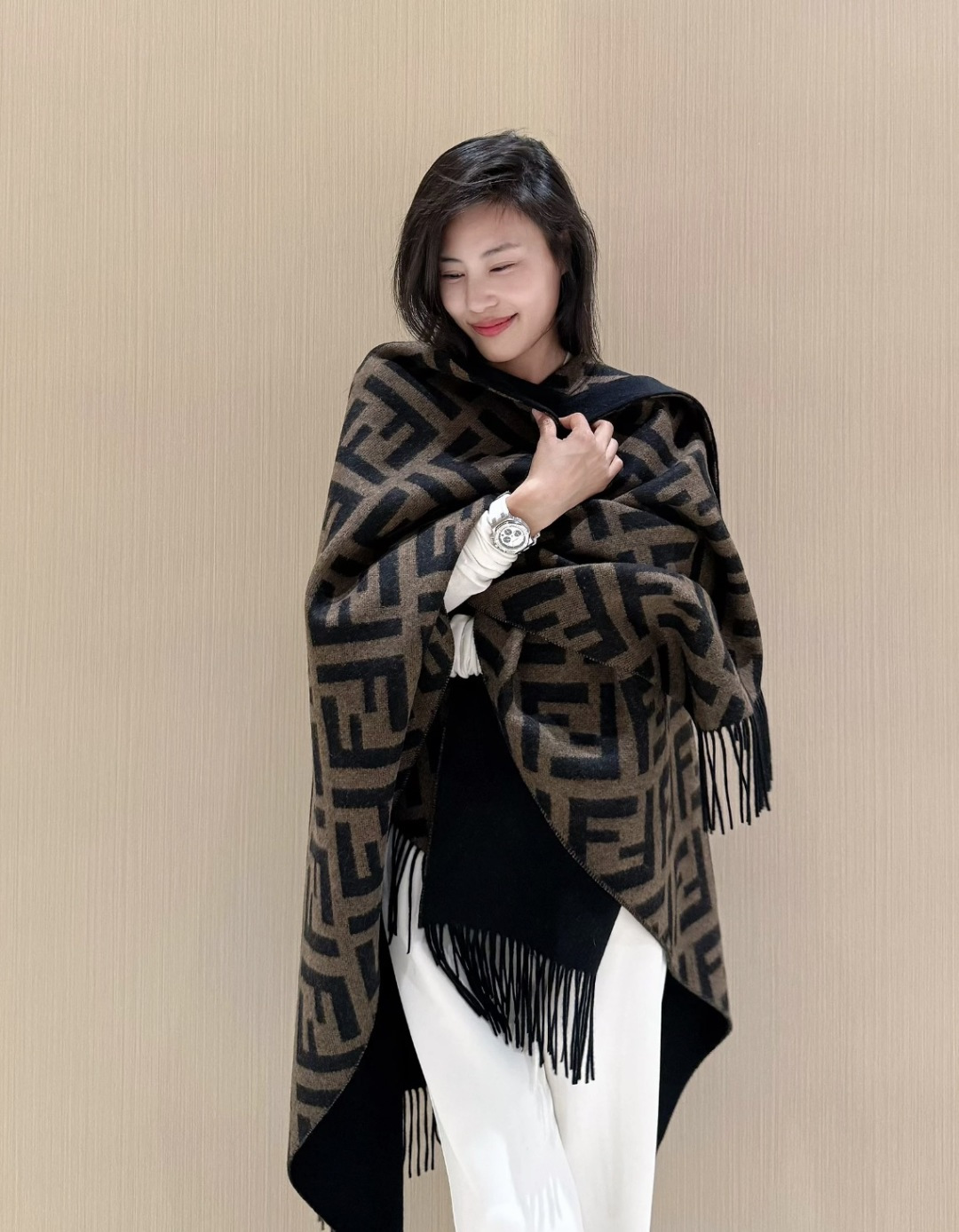 图片[14]-S# Fendi 芬迪 FF 羊毛提花 披肩斗篷 围巾 高端零售专供 原版开发 品质保证 100%放心出街 顶级复刻级工艺：让经典“分毫不差” 采用高精度电子提花工艺，精准还原每朵“FF字母迷宫”的轮廓与间距，色彩渗透度、纹路立体感与原版如出一辙 双面异色设计（暖棕×雅黑），一面是咖啡馆的慵懒拿铁色，一面是晚宴厅的神秘黑调，翻折间切换风格，复刻柜上“双面奢品”的质感哲学 🧶 奢选材质：暖得高级，柔得妥帖 甄选60支双面羊毛混纺（高支数=纤维更细腻+保暖性更强），经「三重柔化工艺」打磨： 先以特殊酶洗褪去羊毛糙感，再经蒸汽熨烫定型，最后做防缩抗起球处理—— 触肤瞬间，如陷入云朵般绵软，却又不失挺括骨感；久披不塌、不扎肤，秋冬叠穿外套/单穿配裙，都能“一秒提升贵气值” ✂️ 手工匠造：藏在细节里的仪式感 一条披肩的“高级感”，藏在别人看不见的工序里： • 提花环节：机器模拟“老匠人手工牵经”的张力，让每寸纹路均匀舒展，告别廉价印花的模糊感； • 流苏设计：资深工匠手工穿引每根流苏穗，统一长度、统一垂坠方向，行走时流苏轻晃如涟漪，精致到发丝； • 裁剪缝制：遵循“人体工学黄金比例”，肩线自然垂落不紧绷，腰线适配各种身形——慵懒披挂也能穿出“量身定制”的利落。 从米兰工作室的设计稿，到车间里12道严苛工序，再到你掌心的温度—— 这条披肩，复刻的是跨越世纪的时尚经典，交付的是「一披即高级」的日常奢享。 当寒风吹过街头，它是你抵御凉意的暖甲，更是无需开口的品味勋章 ⚠清洗建议：由于羊毛的材质特性，尽量干洗，尽量干洗，暴力机洗会出现缩水情况 ！如果觉得干洗一次太贵，有耐心的朋友也可以手洗，一定要冷水，且不能手搓！清洗后第一时间压干（不会滴水的程度）设计不能拧干！不能拧干！-选品中心