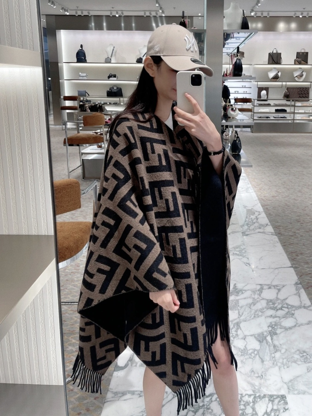 图片[10]-S# Fendi 芬迪 FF 羊毛提花 披肩斗篷 围巾 高端零售专供 原版开发 品质保证 100%放心出街 顶级复刻级工艺：让经典“分毫不差” 采用高精度电子提花工艺，精准还原每朵“FF字母迷宫”的轮廓与间距，色彩渗透度、纹路立体感与原版如出一辙 双面异色设计（暖棕×雅黑），一面是咖啡馆的慵懒拿铁色，一面是晚宴厅的神秘黑调，翻折间切换风格，复刻柜上“双面奢品”的质感哲学 🧶 奢选材质：暖得高级，柔得妥帖 甄选60支双面羊毛混纺（高支数=纤维更细腻+保暖性更强），经「三重柔化工艺」打磨： 先以特殊酶洗褪去羊毛糙感，再经蒸汽熨烫定型，最后做防缩抗起球处理—— 触肤瞬间，如陷入云朵般绵软，却又不失挺括骨感；久披不塌、不扎肤，秋冬叠穿外套/单穿配裙，都能“一秒提升贵气值” ✂️ 手工匠造：藏在细节里的仪式感 一条披肩的“高级感”，藏在别人看不见的工序里： • 提花环节：机器模拟“老匠人手工牵经”的张力，让每寸纹路均匀舒展，告别廉价印花的模糊感； • 流苏设计：资深工匠手工穿引每根流苏穗，统一长度、统一垂坠方向，行走时流苏轻晃如涟漪，精致到发丝； • 裁剪缝制：遵循“人体工学黄金比例”，肩线自然垂落不紧绷，腰线适配各种身形——慵懒披挂也能穿出“量身定制”的利落。 从米兰工作室的设计稿，到车间里12道严苛工序，再到你掌心的温度—— 这条披肩，复刻的是跨越世纪的时尚经典，交付的是「一披即高级」的日常奢享。 当寒风吹过街头，它是你抵御凉意的暖甲，更是无需开口的品味勋章 ⚠清洗建议：由于羊毛的材质特性，尽量干洗，尽量干洗，暴力机洗会出现缩水情况 ！如果觉得干洗一次太贵，有耐心的朋友也可以手洗，一定要冷水，且不能手搓！清洗后第一时间压干（不会滴水的程度）设计不能拧干！不能拧干！-选品中心