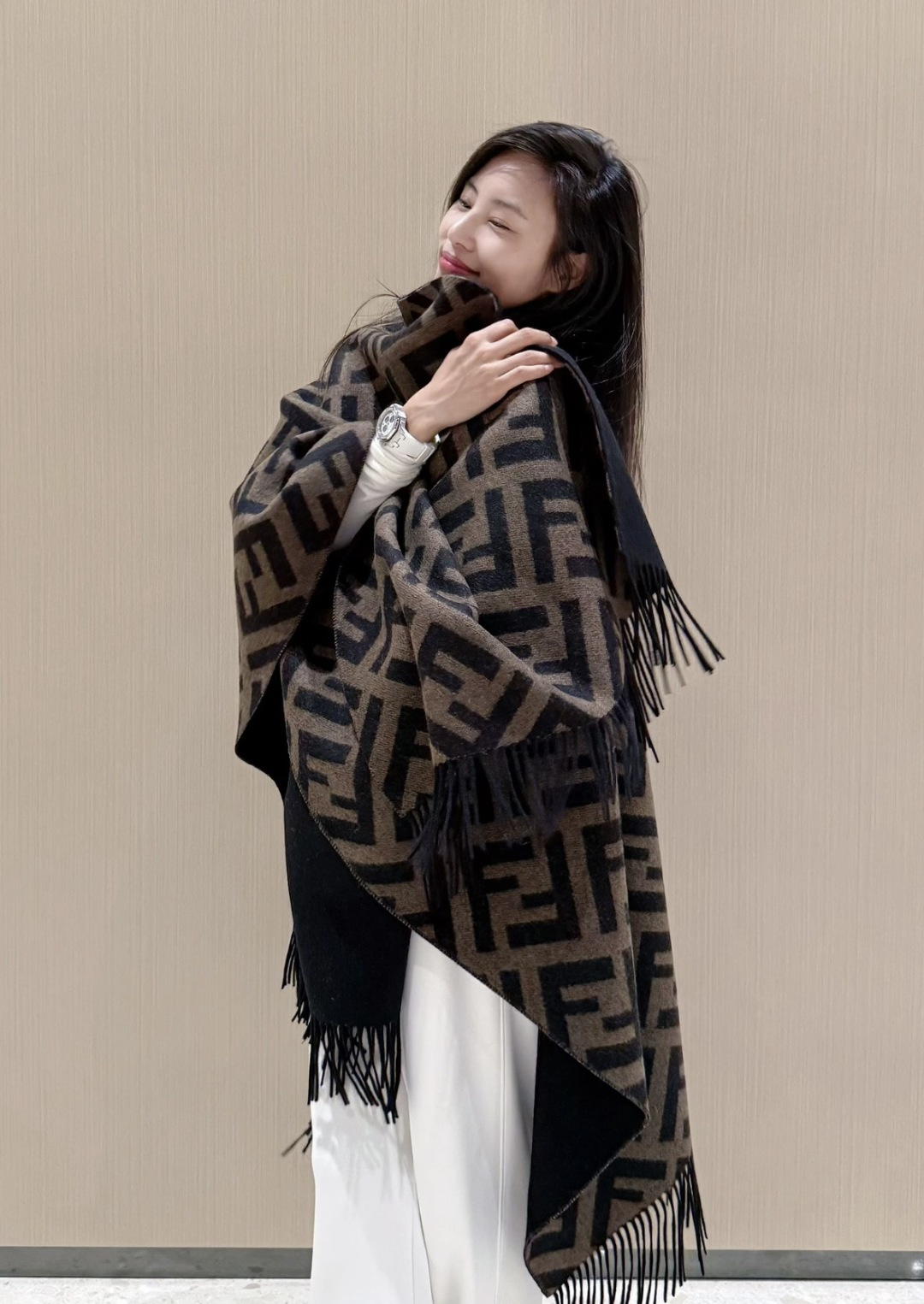 图片[11]-S# Fendi 芬迪 FF 羊毛提花 披肩斗篷 围巾 高端零售专供 原版开发 品质保证 100%放心出街 顶级复刻级工艺：让经典“分毫不差” 采用高精度电子提花工艺，精准还原每朵“FF字母迷宫”的轮廓与间距，色彩渗透度、纹路立体感与原版如出一辙 双面异色设计（暖棕×雅黑），一面是咖啡馆的慵懒拿铁色，一面是晚宴厅的神秘黑调，翻折间切换风格，复刻柜上“双面奢品”的质感哲学 🧶 奢选材质：暖得高级，柔得妥帖 甄选60支双面羊毛混纺（高支数=纤维更细腻+保暖性更强），经「三重柔化工艺」打磨： 先以特殊酶洗褪去羊毛糙感，再经蒸汽熨烫定型，最后做防缩抗起球处理—— 触肤瞬间，如陷入云朵般绵软，却又不失挺括骨感；久披不塌、不扎肤，秋冬叠穿外套/单穿配裙，都能“一秒提升贵气值” ✂️ 手工匠造：藏在细节里的仪式感 一条披肩的“高级感”，藏在别人看不见的工序里： • 提花环节：机器模拟“老匠人手工牵经”的张力，让每寸纹路均匀舒展，告别廉价印花的模糊感； • 流苏设计：资深工匠手工穿引每根流苏穗，统一长度、统一垂坠方向，行走时流苏轻晃如涟漪，精致到发丝； • 裁剪缝制：遵循“人体工学黄金比例”，肩线自然垂落不紧绷，腰线适配各种身形——慵懒披挂也能穿出“量身定制”的利落。 从米兰工作室的设计稿，到车间里12道严苛工序，再到你掌心的温度—— 这条披肩，复刻的是跨越世纪的时尚经典，交付的是「一披即高级」的日常奢享。 当寒风吹过街头，它是你抵御凉意的暖甲，更是无需开口的品味勋章 ⚠清洗建议：由于羊毛的材质特性，尽量干洗，尽量干洗，暴力机洗会出现缩水情况 ！如果觉得干洗一次太贵，有耐心的朋友也可以手洗，一定要冷水，且不能手搓！清洗后第一时间压干（不会滴水的程度）设计不能拧干！不能拧干！-选品中心