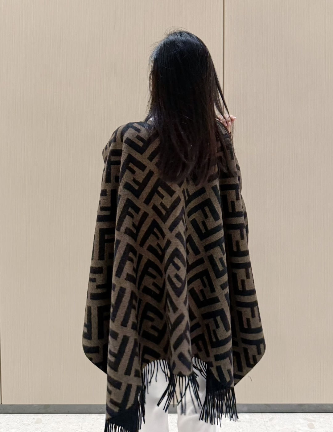 图片[9]-S# Fendi 芬迪 FF 羊毛提花 披肩斗篷 围巾 高端零售专供 原版开发 品质保证 100%放心出街 顶级复刻级工艺：让经典“分毫不差” 采用高精度电子提花工艺，精准还原每朵“FF字母迷宫”的轮廓与间距，色彩渗透度、纹路立体感与原版如出一辙 双面异色设计（暖棕×雅黑），一面是咖啡馆的慵懒拿铁色，一面是晚宴厅的神秘黑调，翻折间切换风格，复刻柜上“双面奢品”的质感哲学 🧶 奢选材质：暖得高级，柔得妥帖 甄选60支双面羊毛混纺（高支数=纤维更细腻+保暖性更强），经「三重柔化工艺」打磨： 先以特殊酶洗褪去羊毛糙感，再经蒸汽熨烫定型，最后做防缩抗起球处理—— 触肤瞬间，如陷入云朵般绵软，却又不失挺括骨感；久披不塌、不扎肤，秋冬叠穿外套/单穿配裙，都能“一秒提升贵气值” ✂️ 手工匠造：藏在细节里的仪式感 一条披肩的“高级感”，藏在别人看不见的工序里： • 提花环节：机器模拟“老匠人手工牵经”的张力，让每寸纹路均匀舒展，告别廉价印花的模糊感； • 流苏设计：资深工匠手工穿引每根流苏穗，统一长度、统一垂坠方向，行走时流苏轻晃如涟漪，精致到发丝； • 裁剪缝制：遵循“人体工学黄金比例”，肩线自然垂落不紧绷，腰线适配各种身形——慵懒披挂也能穿出“量身定制”的利落。 从米兰工作室的设计稿，到车间里12道严苛工序，再到你掌心的温度—— 这条披肩，复刻的是跨越世纪的时尚经典，交付的是「一披即高级」的日常奢享。 当寒风吹过街头，它是你抵御凉意的暖甲，更是无需开口的品味勋章 ⚠清洗建议：由于羊毛的材质特性，尽量干洗，尽量干洗，暴力机洗会出现缩水情况 ！如果觉得干洗一次太贵，有耐心的朋友也可以手洗，一定要冷水，且不能手搓！清洗后第一时间压干（不会滴水的程度）设计不能拧干！不能拧干！-选品中心