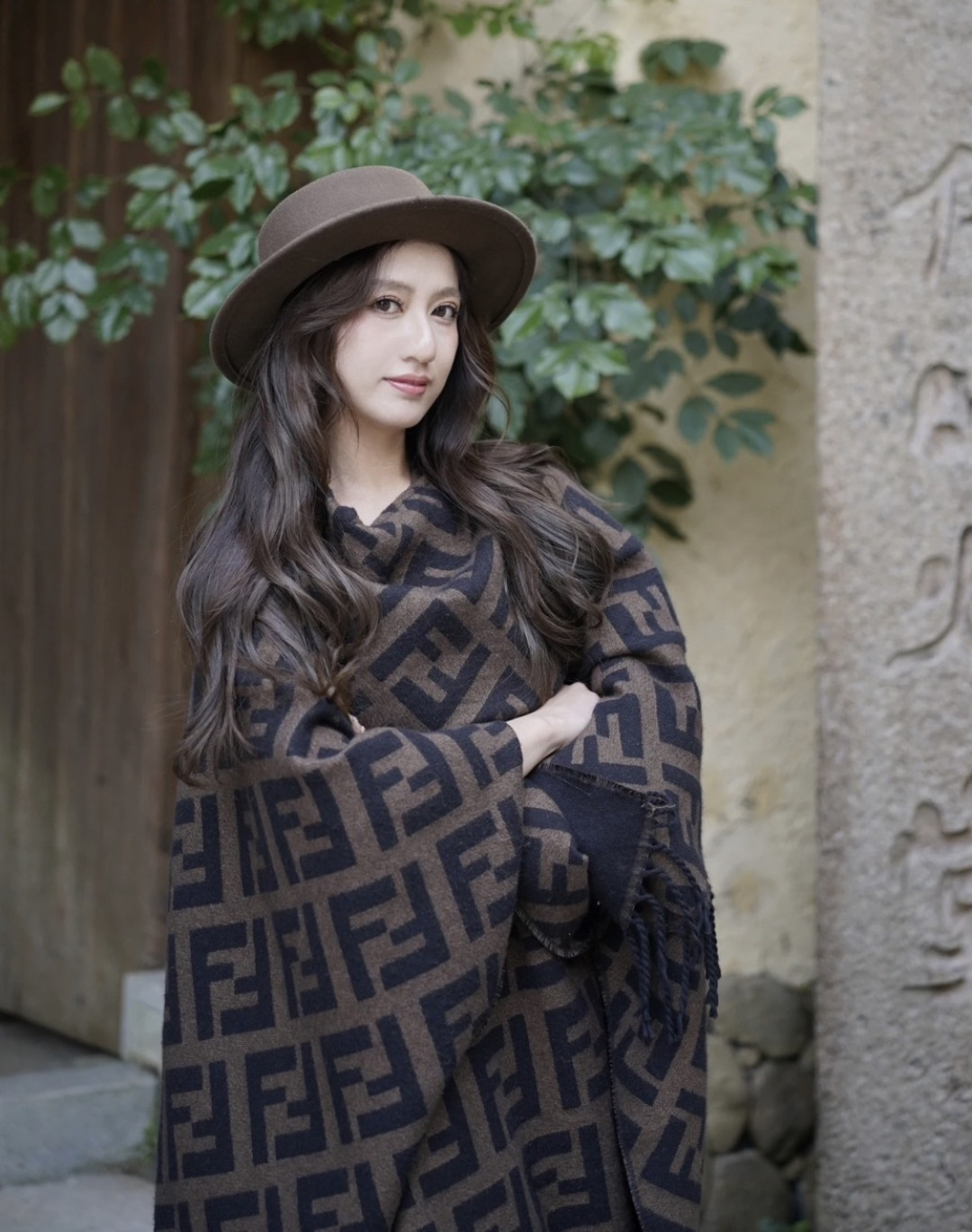 图片[12]-S# Fendi 芬迪 FF 羊毛提花 披肩斗篷 围巾 高端零售专供 原版开发 品质保证 100%放心出街 顶级复刻级工艺：让经典“分毫不差” 采用高精度电子提花工艺，精准还原每朵“FF字母迷宫”的轮廓与间距，色彩渗透度、纹路立体感与原版如出一辙 双面异色设计（暖棕×雅黑），一面是咖啡馆的慵懒拿铁色，一面是晚宴厅的神秘黑调，翻折间切换风格，复刻柜上“双面奢品”的质感哲学 🧶 奢选材质：暖得高级，柔得妥帖 甄选60支双面羊毛混纺（高支数=纤维更细腻+保暖性更强），经「三重柔化工艺」打磨： 先以特殊酶洗褪去羊毛糙感，再经蒸汽熨烫定型，最后做防缩抗起球处理—— 触肤瞬间，如陷入云朵般绵软，却又不失挺括骨感；久披不塌、不扎肤，秋冬叠穿外套/单穿配裙，都能“一秒提升贵气值” ✂️ 手工匠造：藏在细节里的仪式感 一条披肩的“高级感”，藏在别人看不见的工序里： • 提花环节：机器模拟“老匠人手工牵经”的张力，让每寸纹路均匀舒展，告别廉价印花的模糊感； • 流苏设计：资深工匠手工穿引每根流苏穗，统一长度、统一垂坠方向，行走时流苏轻晃如涟漪，精致到发丝； • 裁剪缝制：遵循“人体工学黄金比例”，肩线自然垂落不紧绷，腰线适配各种身形——慵懒披挂也能穿出“量身定制”的利落。 从米兰工作室的设计稿，到车间里12道严苛工序，再到你掌心的温度—— 这条披肩，复刻的是跨越世纪的时尚经典，交付的是「一披即高级」的日常奢享。 当寒风吹过街头，它是你抵御凉意的暖甲，更是无需开口的品味勋章 ⚠清洗建议：由于羊毛的材质特性，尽量干洗，尽量干洗，暴力机洗会出现缩水情况 ！如果觉得干洗一次太贵，有耐心的朋友也可以手洗，一定要冷水，且不能手搓！清洗后第一时间压干（不会滴水的程度）设计不能拧干！不能拧干！-选品中心