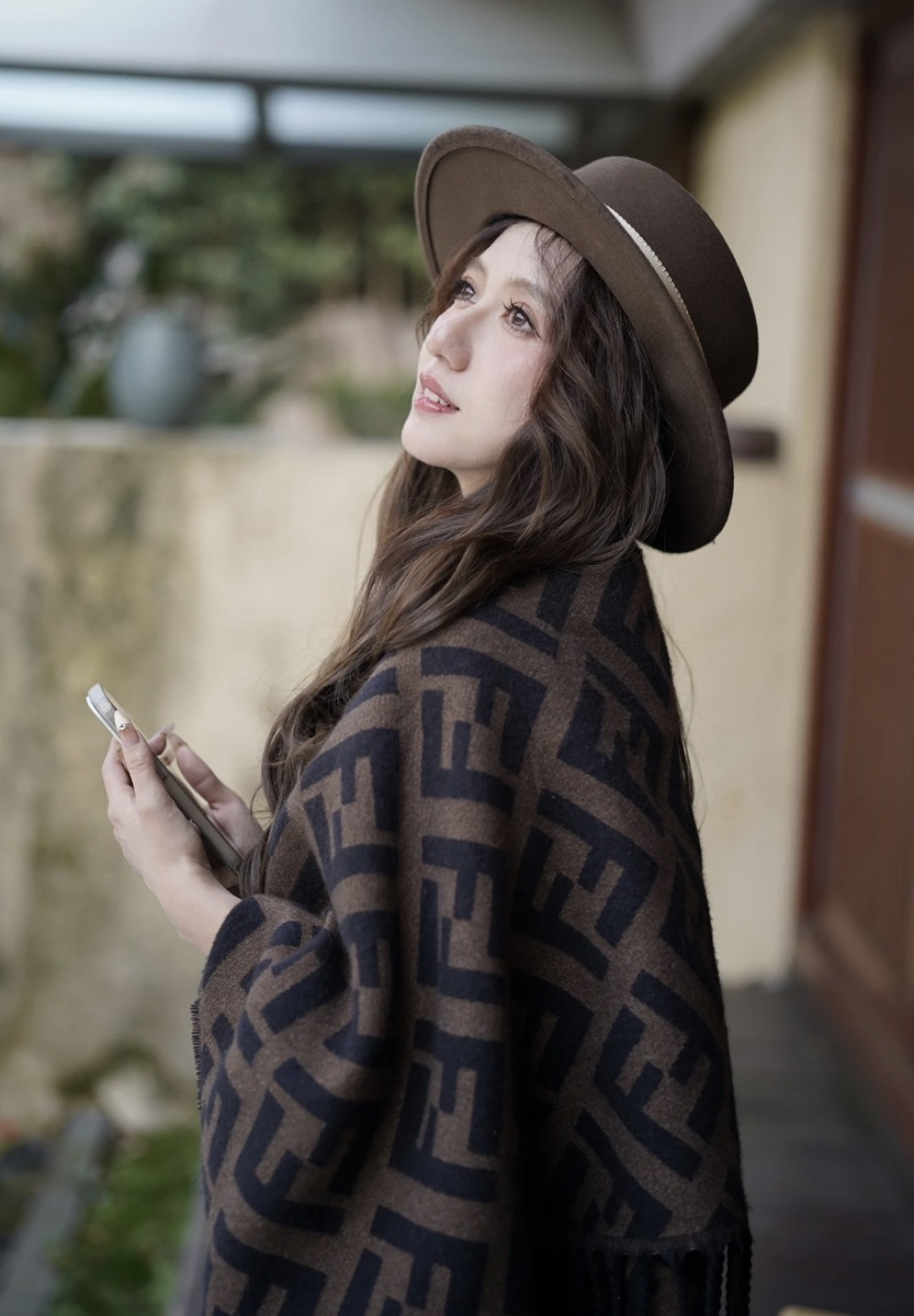 图片[13]-S# Fendi 芬迪 FF 羊毛提花 披肩斗篷 围巾 高端零售专供 原版开发 品质保证 100%放心出街 顶级复刻级工艺：让经典“分毫不差” 采用高精度电子提花工艺，精准还原每朵“FF字母迷宫”的轮廓与间距，色彩渗透度、纹路立体感与原版如出一辙 双面异色设计（暖棕×雅黑），一面是咖啡馆的慵懒拿铁色，一面是晚宴厅的神秘黑调，翻折间切换风格，复刻柜上“双面奢品”的质感哲学 🧶 奢选材质：暖得高级，柔得妥帖 甄选60支双面羊毛混纺（高支数=纤维更细腻+保暖性更强），经「三重柔化工艺」打磨： 先以特殊酶洗褪去羊毛糙感，再经蒸汽熨烫定型，最后做防缩抗起球处理—— 触肤瞬间，如陷入云朵般绵软，却又不失挺括骨感；久披不塌、不扎肤，秋冬叠穿外套/单穿配裙，都能“一秒提升贵气值” ✂️ 手工匠造：藏在细节里的仪式感 一条披肩的“高级感”，藏在别人看不见的工序里： • 提花环节：机器模拟“老匠人手工牵经”的张力，让每寸纹路均匀舒展，告别廉价印花的模糊感； • 流苏设计：资深工匠手工穿引每根流苏穗，统一长度、统一垂坠方向，行走时流苏轻晃如涟漪，精致到发丝； • 裁剪缝制：遵循“人体工学黄金比例”，肩线自然垂落不紧绷，腰线适配各种身形——慵懒披挂也能穿出“量身定制”的利落。 从米兰工作室的设计稿，到车间里12道严苛工序，再到你掌心的温度—— 这条披肩，复刻的是跨越世纪的时尚经典，交付的是「一披即高级」的日常奢享。 当寒风吹过街头，它是你抵御凉意的暖甲，更是无需开口的品味勋章 ⚠清洗建议：由于羊毛的材质特性，尽量干洗，尽量干洗，暴力机洗会出现缩水情况 ！如果觉得干洗一次太贵，有耐心的朋友也可以手洗，一定要冷水，且不能手搓！清洗后第一时间压干（不会滴水的程度）设计不能拧干！不能拧干！-选品中心