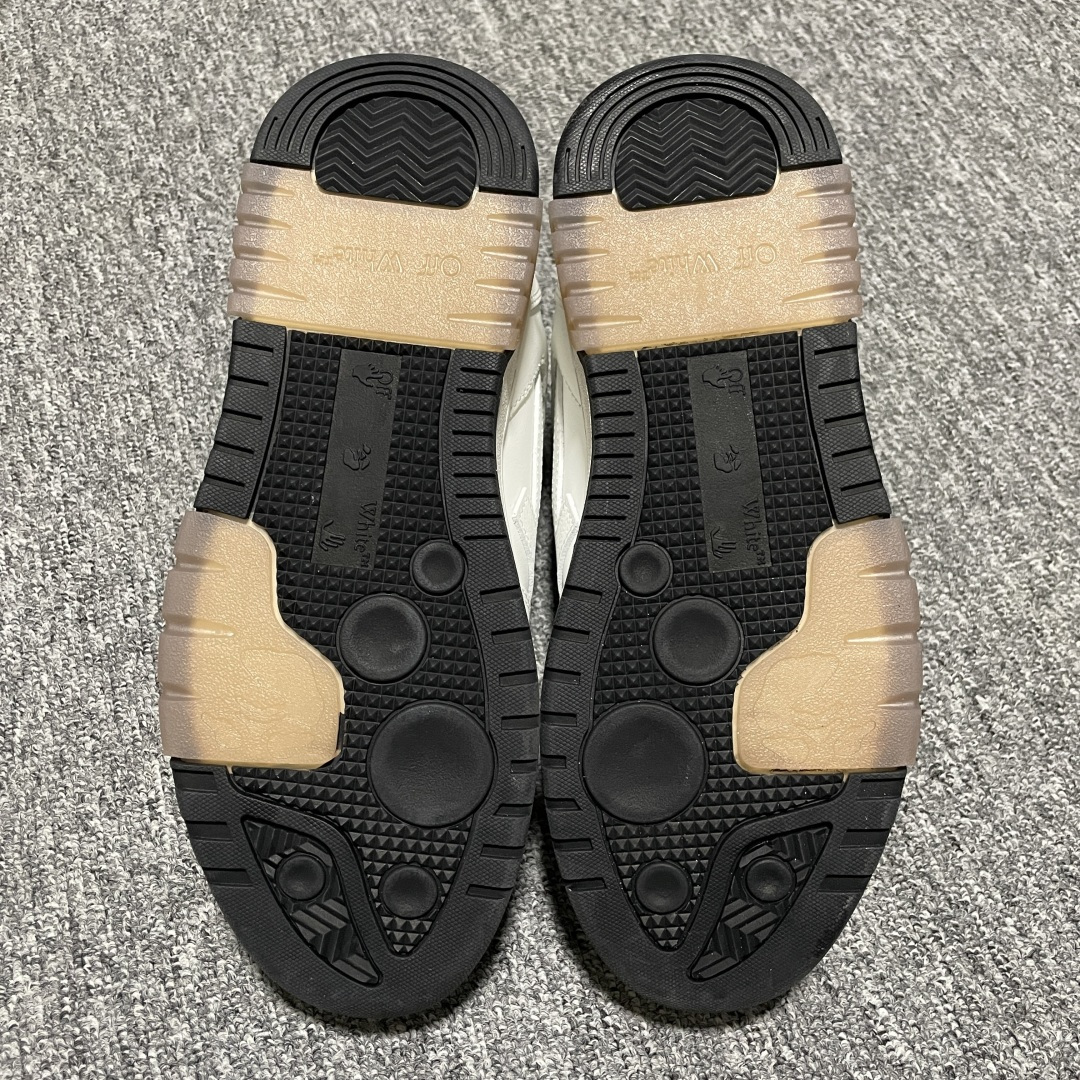 Off-White Out of Office 低帮复古休闲鞋 该款运动鞋单品有皮质制成饰有品牌标志性 