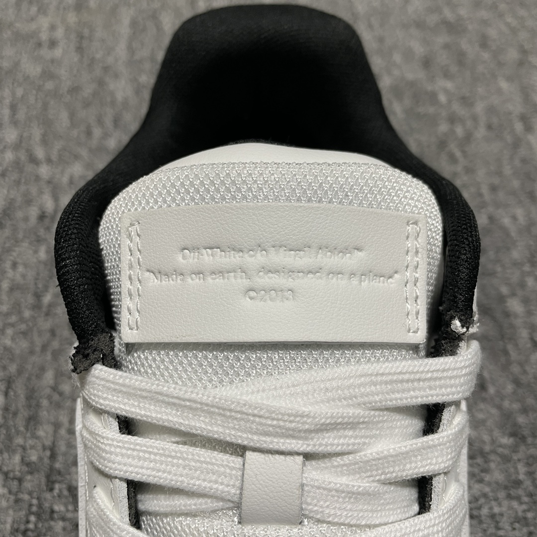 Off-White Out of Office 低帮复古休闲鞋 该款运动鞋单品有皮质制成饰有品牌标志性 