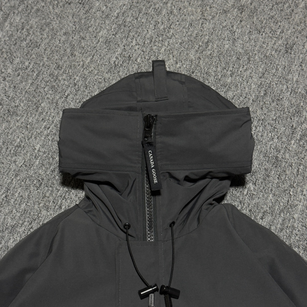 图片[2]-Canada Goose加拿大鹅 01款 Chilliwack 飞行员夹克短款羽绒服 大厂制造 原版定制辅料五金 采用优质国标羽绒填充 提供高效保暖 细节增强保暖：可调节的羽绒填充风帽，能有效阻挡寒风；罗纹袖口和下摆，不仅穿着舒适，还能锁住热量 手臂上有标志性的Canada Goose徽章，彰显品牌身份 面料：采用Arctic Tech面料，由83%聚酯纤维和17%棉混纺而成，具有防水、防风、防污的特性，且随着时间推移会形成独特的质感 口袋设计共有五个外部口袋，包括两个上层抓绒暖手口袋、两个下层按扣口袋和一个左袖笔袋；三个内部口袋，一个拉链安全口袋和两个网眼袋，方便实用 门襟拉链：双向拉链搭配隐藏式按扣门襟，可有效阻挡风雪，且操作方便 尺码：XS S M L XL XXL-选品中心