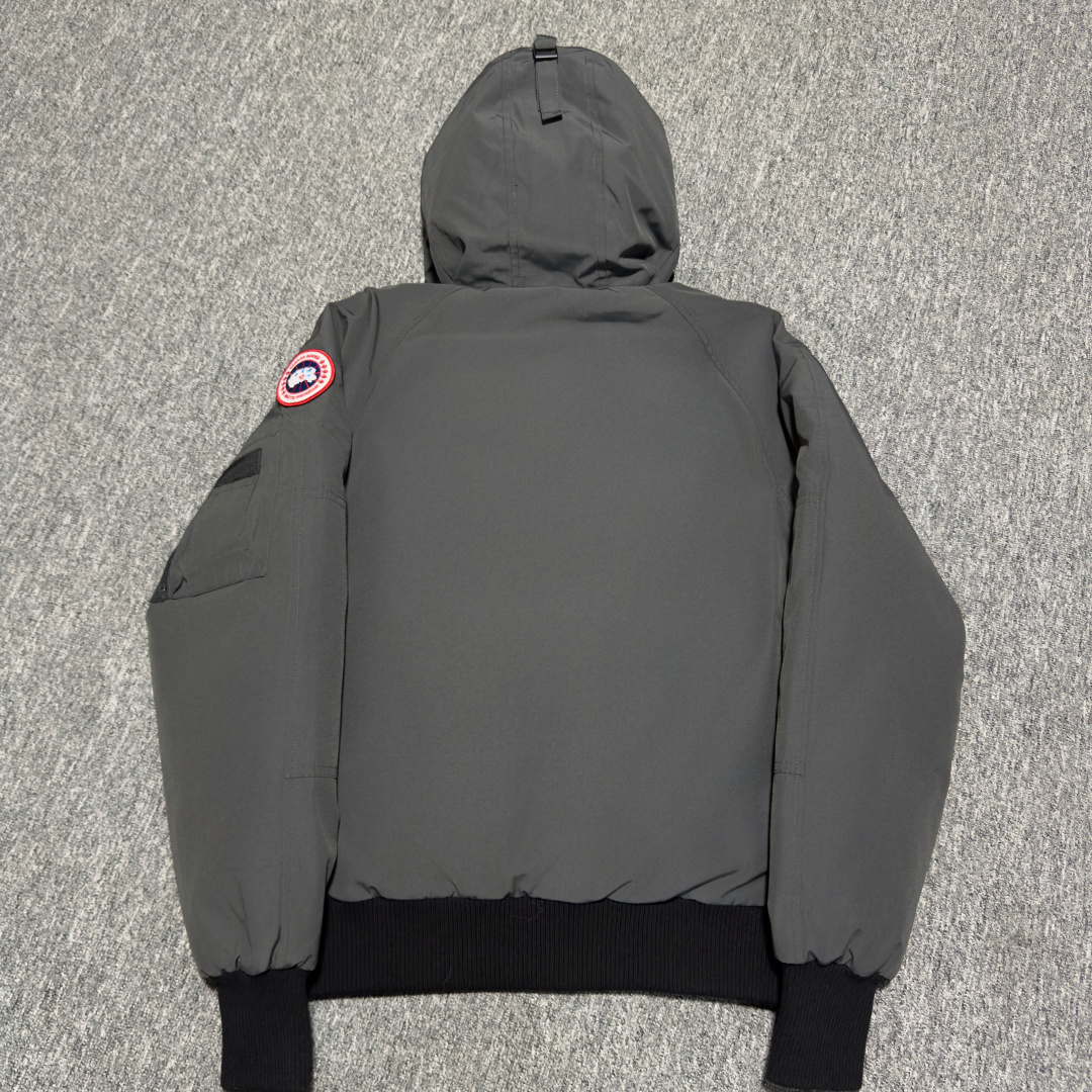图片[3]-Canada Goose加拿大鹅 01款 Chilliwack 飞行员夹克短款羽绒服 大厂制造 原版定制辅料五金 采用优质国标羽绒填充 提供高效保暖 细节增强保暖：可调节的羽绒填充风帽，能有效阻挡寒风；罗纹袖口和下摆，不仅穿着舒适，还能锁住热量 手臂上有标志性的Canada Goose徽章，彰显品牌身份 面料：采用Arctic Tech面料，由83%聚酯纤维和17%棉混纺而成，具有防水、防风、防污的特性，且随着时间推移会形成独特的质感 口袋设计共有五个外部口袋，包括两个上层抓绒暖手口袋、两个下层按扣口袋和一个左袖笔袋；三个内部口袋，一个拉链安全口袋和两个网眼袋，方便实用 门襟拉链：双向拉链搭配隐藏式按扣门襟，可有效阻挡风雪，且操作方便 尺码：XS S M L XL XXL-选品中心