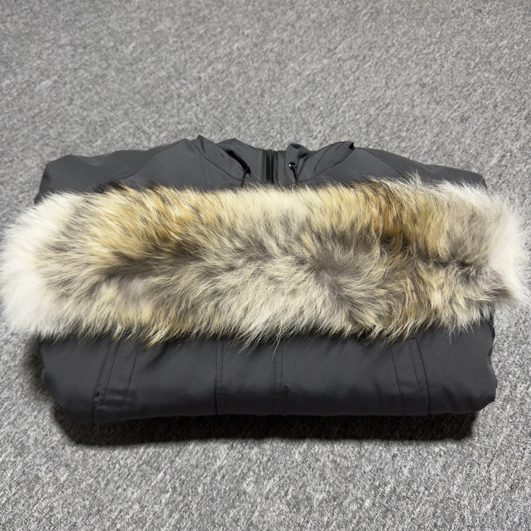 图片[5]-Canada Goose加拿大鹅 01款 Chilliwack 飞行员夹克短款羽绒服 大厂制造 原版定制辅料五金 采用优质国标羽绒填充 提供高效保暖 细节增强保暖：可调节的羽绒填充风帽，能有效阻挡寒风；罗纹袖口和下摆，不仅穿着舒适，还能锁住热量 手臂上有标志性的Canada Goose徽章，彰显品牌身份 面料：采用Arctic Tech面料，由83%聚酯纤维和17%棉混纺而成，具有防水、防风、防污的特性，且随着时间推移会形成独特的质感 口袋设计共有五个外部口袋，包括两个上层抓绒暖手口袋、两个下层按扣口袋和一个左袖笔袋；三个内部口袋，一个拉链安全口袋和两个网眼袋，方便实用 门襟拉链：双向拉链搭配隐藏式按扣门襟，可有效阻挡风雪，且操作方便 尺码：XS S M L XL XXL-选品中心