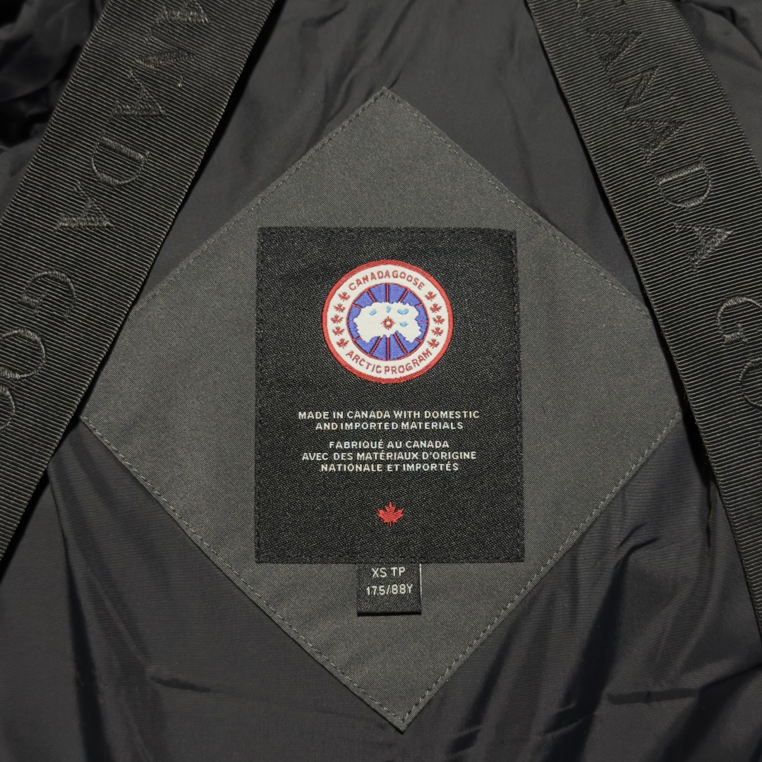 图片[6]-Canada Goose加拿大鹅 01款 Chilliwack 飞行员夹克短款羽绒服 大厂制造 原版定制辅料五金 采用优质国标羽绒填充 提供高效保暖 细节增强保暖：可调节的羽绒填充风帽，能有效阻挡寒风；罗纹袖口和下摆，不仅穿着舒适，还能锁住热量 手臂上有标志性的Canada Goose徽章，彰显品牌身份 面料：采用Arctic Tech面料，由83%聚酯纤维和17%棉混纺而成，具有防水、防风、防污的特性，且随着时间推移会形成独特的质感 口袋设计共有五个外部口袋，包括两个上层抓绒暖手口袋、两个下层按扣口袋和一个左袖笔袋；三个内部口袋，一个拉链安全口袋和两个网眼袋，方便实用 门襟拉链：双向拉链搭配隐藏式按扣门襟，可有效阻挡风雪，且操作方便 尺码：XS S M L XL XXL-选品中心