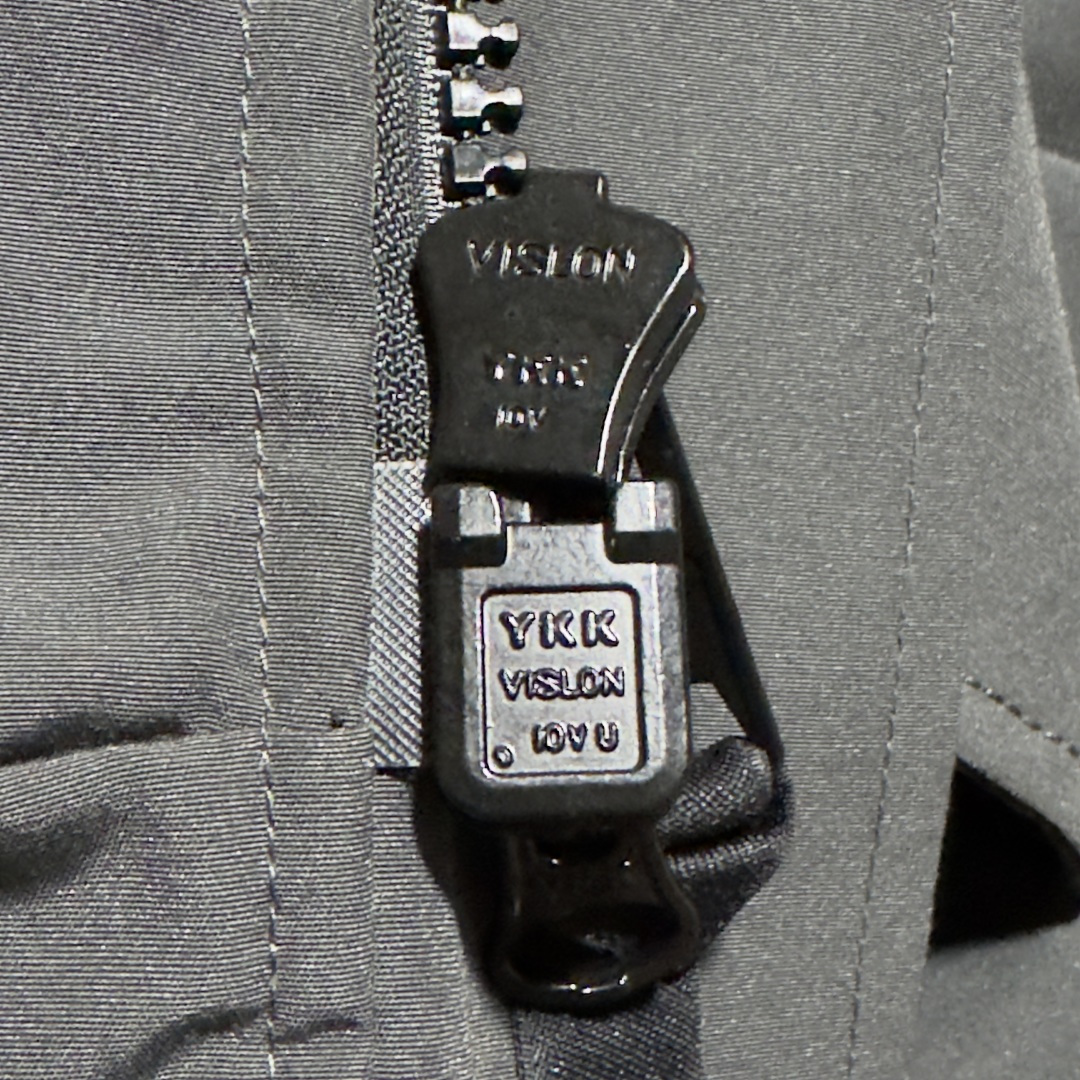 图片[8]-Canada Goose加拿大鹅 01款 Chilliwack 飞行员夹克短款羽绒服 大厂制造 原版定制辅料五金 采用优质国标羽绒填充 提供高效保暖 细节增强保暖：可调节的羽绒填充风帽，能有效阻挡寒风；罗纹袖口和下摆，不仅穿着舒适，还能锁住热量 手臂上有标志性的Canada Goose徽章，彰显品牌身份 面料：采用Arctic Tech面料，由83%聚酯纤维和17%棉混纺而成，具有防水、防风、防污的特性，且随着时间推移会形成独特的质感 口袋设计共有五个外部口袋，包括两个上层抓绒暖手口袋、两个下层按扣口袋和一个左袖笔袋；三个内部口袋，一个拉链安全口袋和两个网眼袋，方便实用 门襟拉链：双向拉链搭配隐藏式按扣门襟，可有效阻挡风雪，且操作方便 尺码：XS S M L XL XXL-选品中心