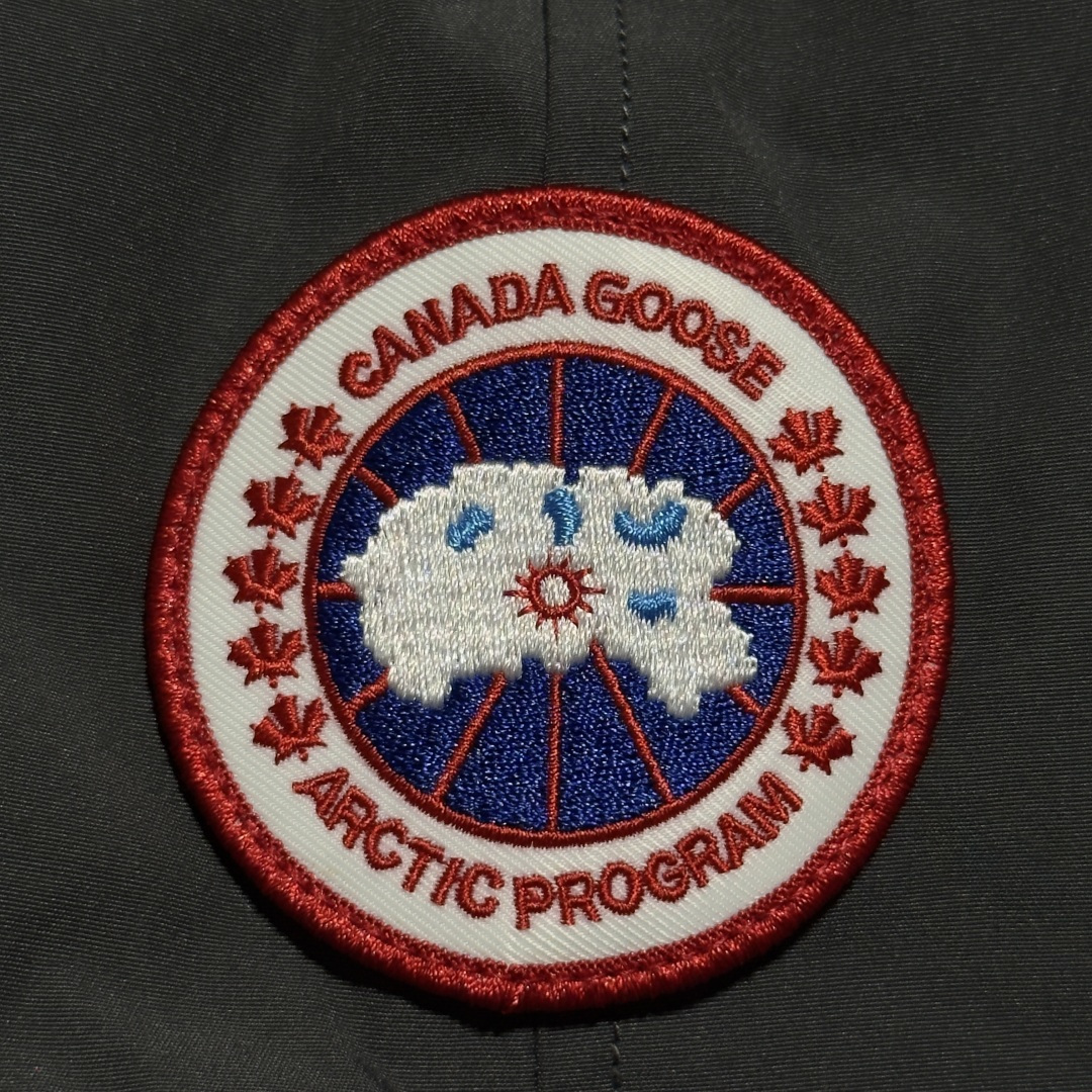 图片[4]-Canada Goose加拿大鹅 01款 Chilliwack 飞行员夹克短款羽绒服 大厂制造 原版定制辅料五金 采用优质国标羽绒填充 提供高效保暖 细节增强保暖：可调节的羽绒填充风帽，能有效阻挡寒风；罗纹袖口和下摆，不仅穿着舒适，还能锁住热量 手臂上有标志性的Canada Goose徽章，彰显品牌身份 面料：采用Arctic Tech面料，由83%聚酯纤维和17%棉混纺而成，具有防水、防风、防污的特性，且随着时间推移会形成独特的质感 口袋设计共有五个外部口袋，包括两个上层抓绒暖手口袋、两个下层按扣口袋和一个左袖笔袋；三个内部口袋，一个拉链安全口袋和两个网眼袋，方便实用 门襟拉链：双向拉链搭配隐藏式按扣门襟，可有效阻挡风雪，且操作方便 尺码：XS S M L XL XXL-选品中心