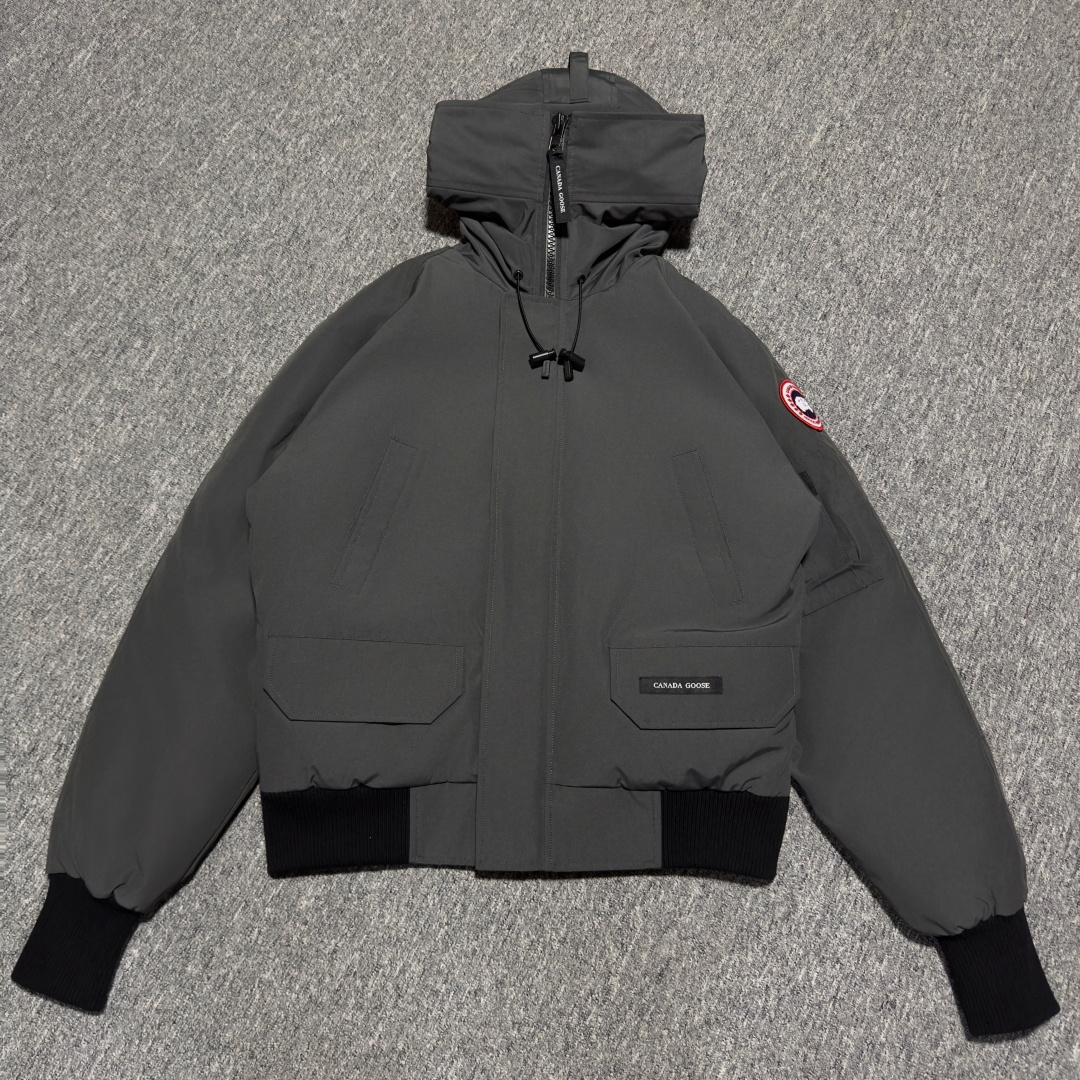 Canada Goose加拿大鹅 01款 Chilliwack 飞行员夹克短款羽绒服 大厂制造 原版定制辅料五金 采用优质国标羽绒填充 提供高效保暖 细节增强保暖：可调节的羽绒填充风帽，能有效阻挡寒风；罗纹袖口和下摆，不仅穿着舒适，还能锁住热量 手臂上有标志性的Canada Goose徽章，彰显品牌身份 面料：采用Arctic Tech面料，由83%聚酯纤维和17%棉混纺而成，具有防水、防风、防污的特性，且随着时间推移会形成独特的质感 口袋设计共有五个外部口袋，包括两个上层抓绒暖手口袋、两个下层按扣口袋和一个左袖笔袋；三个内部口袋，一个拉链安全口袋和两个网眼袋，方便实用 门襟拉链：双向拉链搭配隐藏式按扣门襟，可有效阻挡风雪，且操作方便 尺码：XS S M L XL XXL-选品中心
