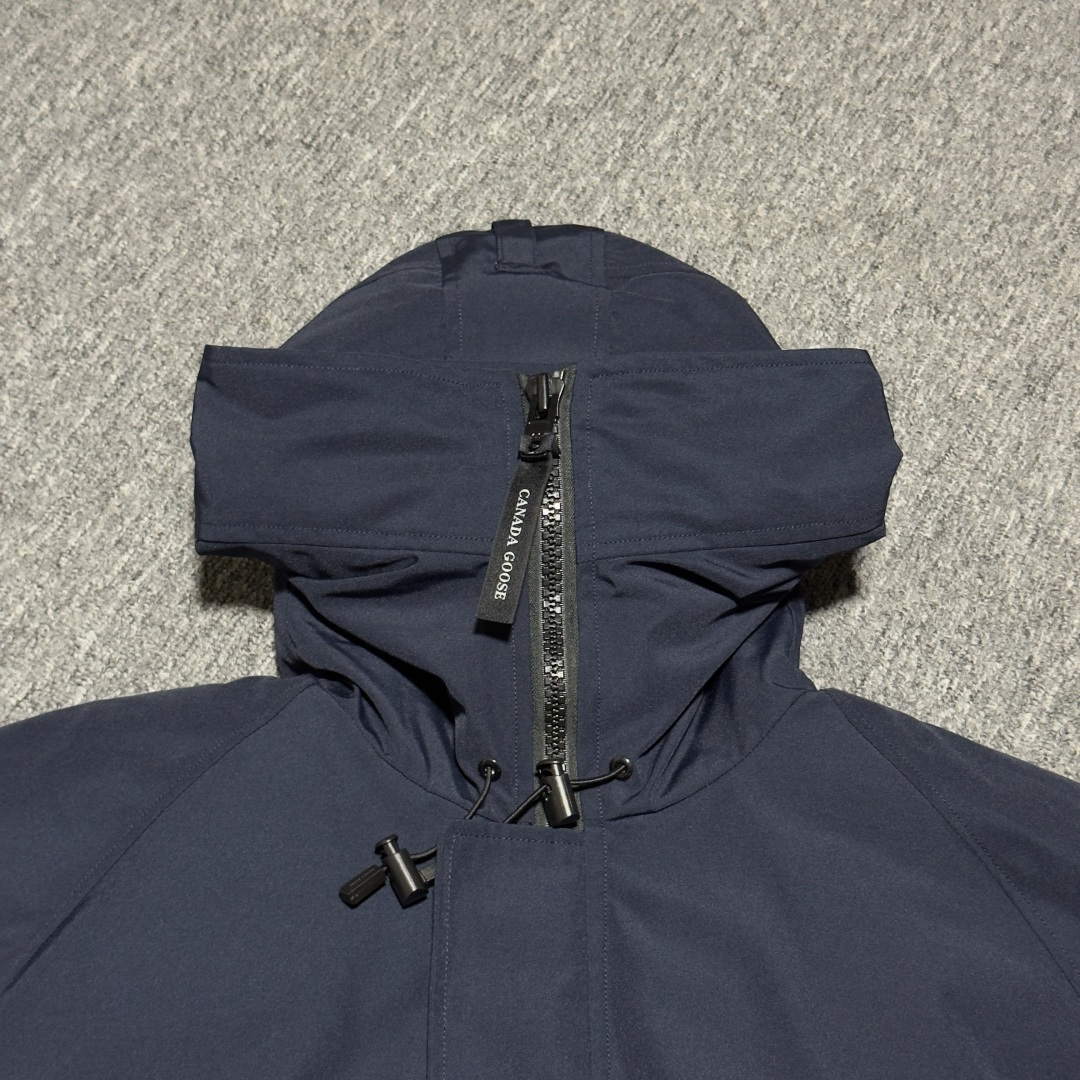 图片[2]-Canada Goose加拿大鹅 01款 Chilliwack 飞行员夹克短款羽绒服 大厂制造 原版定制辅料五金 采用优质国标羽绒填充 提供高效保暖 细节增强保暖：可调节的羽绒填充风帽，能有效阻挡寒风；罗纹袖口和下摆，不仅穿着舒适，还能锁住热量 手臂上有标志性的Canada Goose徽章，彰显品牌身份 面料：采用Arctic Tech面料，由83%聚酯纤维和17%棉混纺而成，具有防水、防风、防污的特性，且随着时间推移会形成独特的质感 口袋设计共有五个外部口袋，包括两个上层抓绒暖手口袋、两个下层按扣口袋和一个左袖笔袋；三个内部口袋，一个拉链安全口袋和两个网眼袋，方便实用 门襟拉链：双向拉链搭配隐藏式按扣门襟，可有效阻挡风雪，且操作方便 尺码：XS S M L XL XXL-选品中心