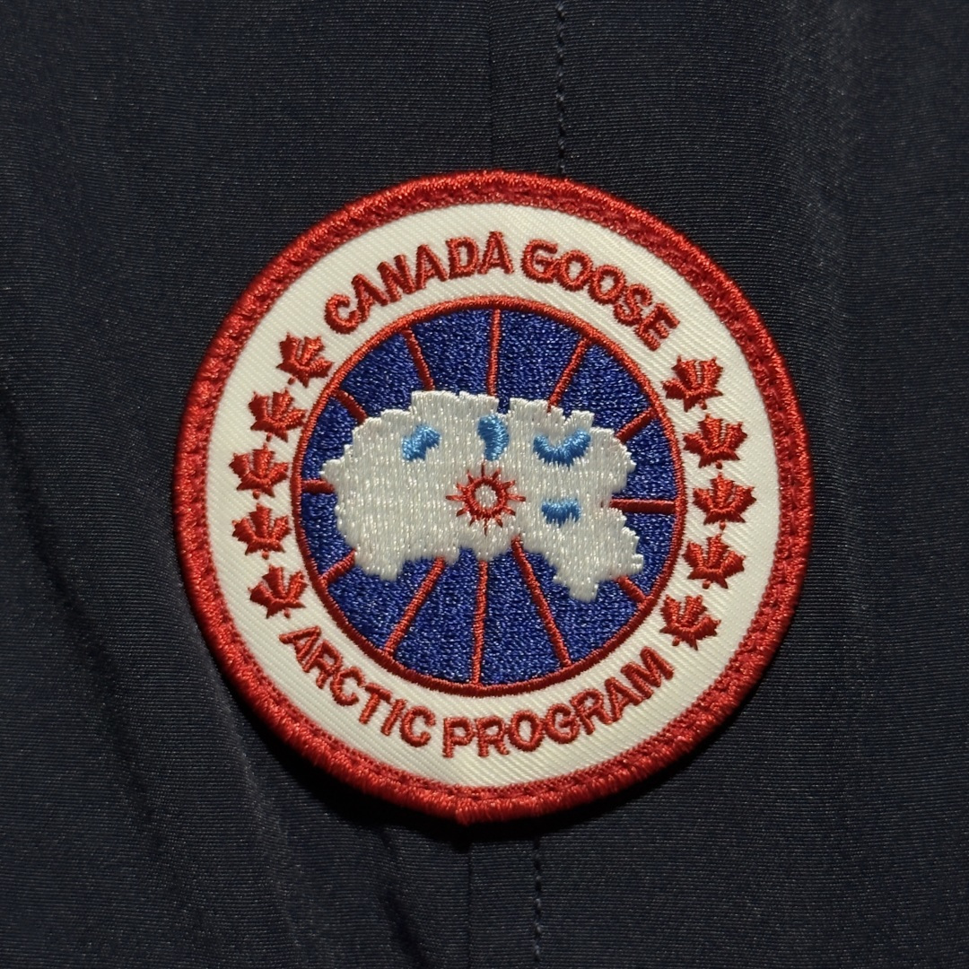 图片[4]-Canada Goose加拿大鹅 01款 Chilliwack 飞行员夹克短款羽绒服 大厂制造 原版定制辅料五金 采用优质国标羽绒填充 提供高效保暖 细节增强保暖：可调节的羽绒填充风帽，能有效阻挡寒风；罗纹袖口和下摆，不仅穿着舒适，还能锁住热量 手臂上有标志性的Canada Goose徽章，彰显品牌身份 面料：采用Arctic Tech面料，由83%聚酯纤维和17%棉混纺而成，具有防水、防风、防污的特性，且随着时间推移会形成独特的质感 口袋设计共有五个外部口袋，包括两个上层抓绒暖手口袋、两个下层按扣口袋和一个左袖笔袋；三个内部口袋，一个拉链安全口袋和两个网眼袋，方便实用 门襟拉链：双向拉链搭配隐藏式按扣门襟，可有效阻挡风雪，且操作方便 尺码：XS S M L XL XXL-选品中心