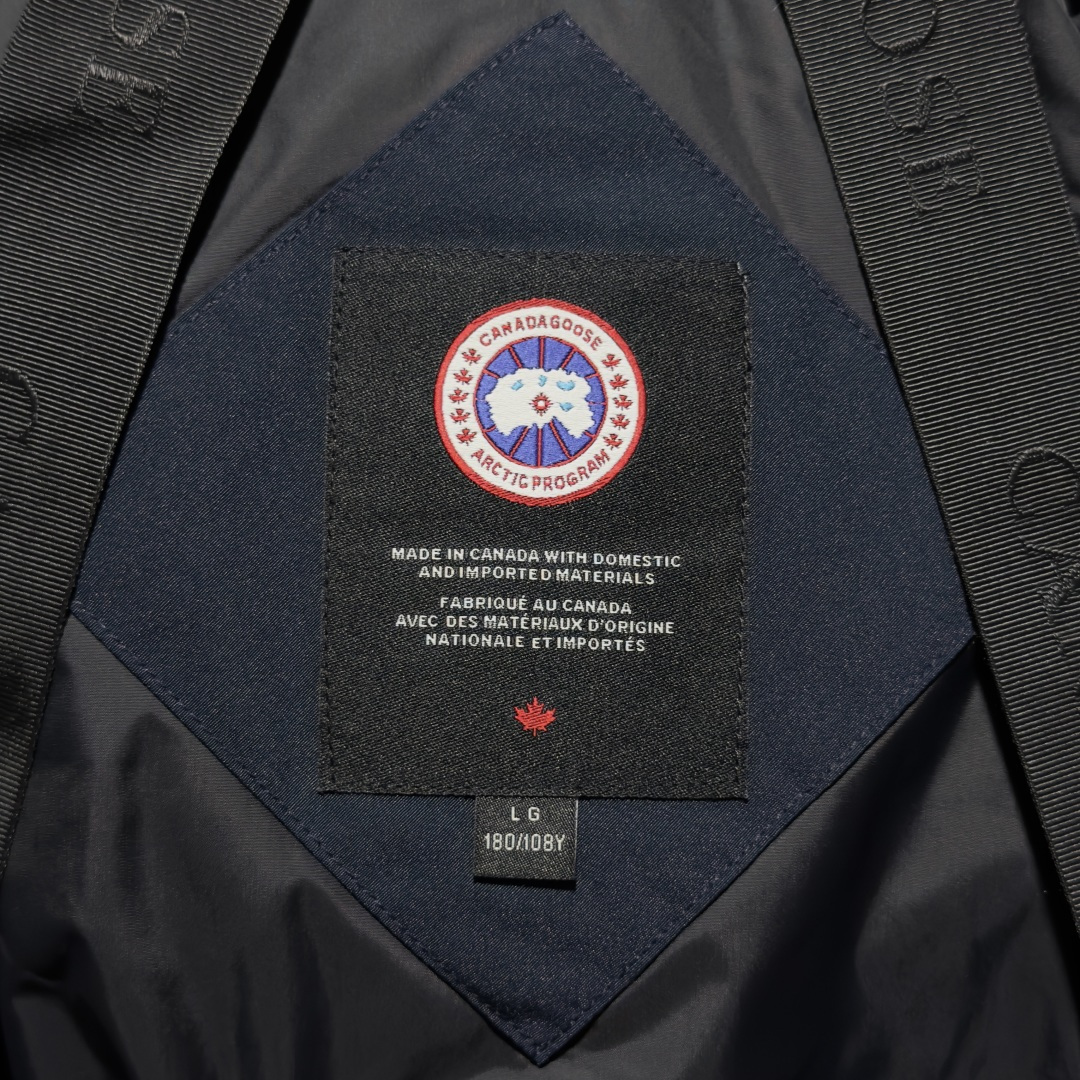 图片[6]-Canada Goose加拿大鹅 01款 Chilliwack 飞行员夹克短款羽绒服 大厂制造 原版定制辅料五金 采用优质国标羽绒填充 提供高效保暖 细节增强保暖：可调节的羽绒填充风帽，能有效阻挡寒风；罗纹袖口和下摆，不仅穿着舒适，还能锁住热量 手臂上有标志性的Canada Goose徽章，彰显品牌身份 面料：采用Arctic Tech面料，由83%聚酯纤维和17%棉混纺而成，具有防水、防风、防污的特性，且随着时间推移会形成独特的质感 口袋设计共有五个外部口袋，包括两个上层抓绒暖手口袋、两个下层按扣口袋和一个左袖笔袋；三个内部口袋，一个拉链安全口袋和两个网眼袋，方便实用 门襟拉链：双向拉链搭配隐藏式按扣门襟，可有效阻挡风雪，且操作方便 尺码：XS S M L XL XXL-选品中心