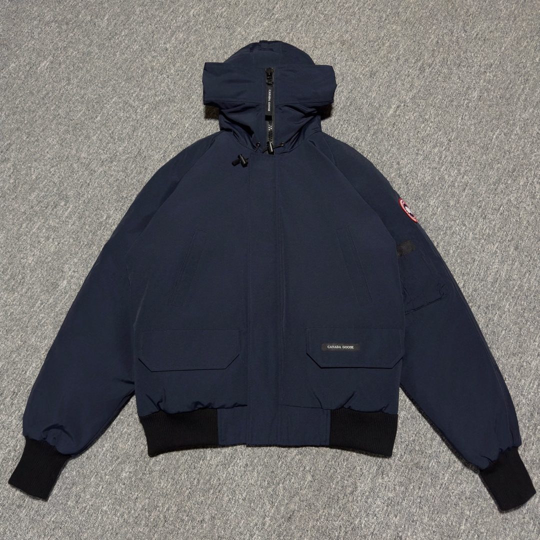 Canada Goose加拿大鹅 01款 Chilliwack 飞行员夹克短款羽绒服 大厂制造 原版定制辅料五金 采用优质国标羽绒填充 提供高效保暖 细节增强保暖：可调节的羽绒填充风帽，能有效阻挡寒风；罗纹袖口和下摆，不仅穿着舒适，还能锁住热量 手臂上有标志性的Canada Goose徽章，彰显品牌身份 面料：采用Arctic Tech面料，由83%聚酯纤维和17%棉混纺而成，具有防水、防风、防污的特性，且随着时间推移会形成独特的质感 口袋设计共有五个外部口袋，包括两个上层抓绒暖手口袋、两个下层按扣口袋和一个左袖笔袋；三个内部口袋，一个拉链安全口袋和两个网眼袋，方便实用 门襟拉链：双向拉链搭配隐藏式按扣门襟，可有效阻挡风雪，且操作方便 尺码：XS S M L XL XXL-选品中心