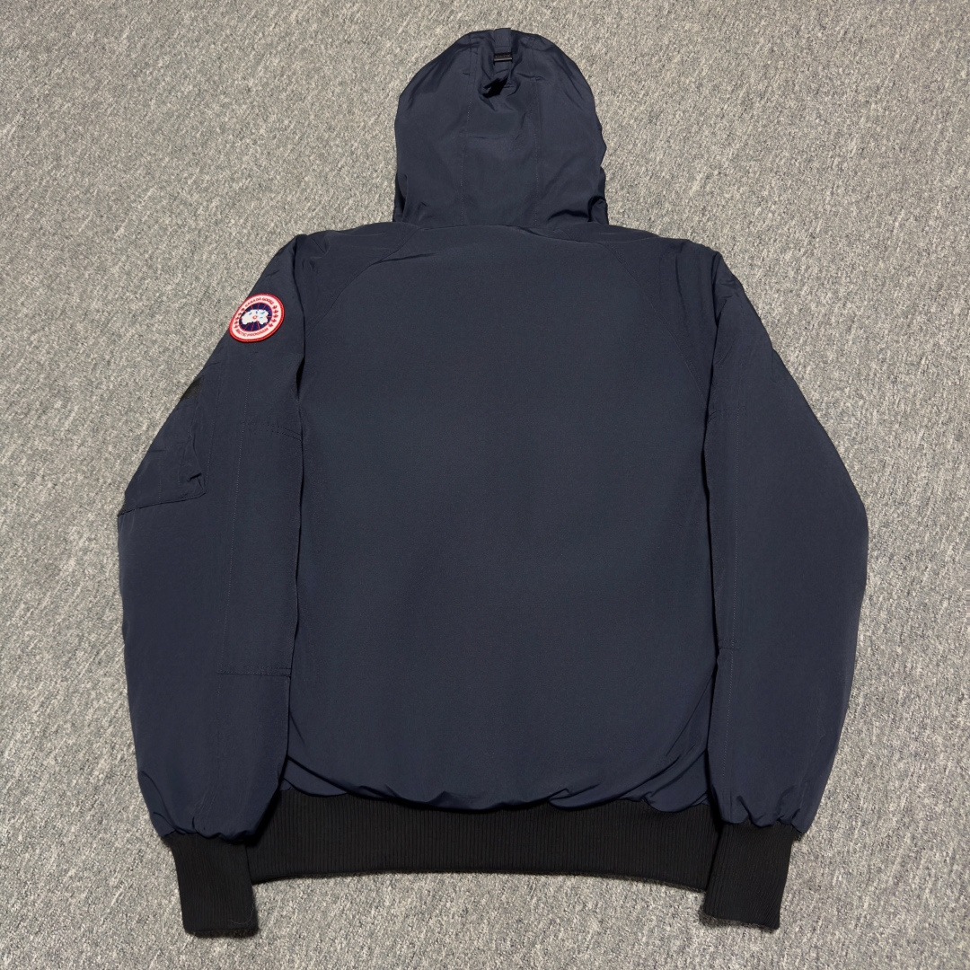 图片[3]-Canada Goose加拿大鹅 01款 Chilliwack 飞行员夹克短款羽绒服 大厂制造 原版定制辅料五金 采用优质国标羽绒填充 提供高效保暖 细节增强保暖：可调节的羽绒填充风帽，能有效阻挡寒风；罗纹袖口和下摆，不仅穿着舒适，还能锁住热量 手臂上有标志性的Canada Goose徽章，彰显品牌身份 面料：采用Arctic Tech面料，由83%聚酯纤维和17%棉混纺而成，具有防水、防风、防污的特性，且随着时间推移会形成独特的质感 口袋设计共有五个外部口袋，包括两个上层抓绒暖手口袋、两个下层按扣口袋和一个左袖笔袋；三个内部口袋，一个拉链安全口袋和两个网眼袋，方便实用 门襟拉链：双向拉链搭配隐藏式按扣门襟，可有效阻挡风雪，且操作方便 尺码：XS S M L XL XXL-选品中心