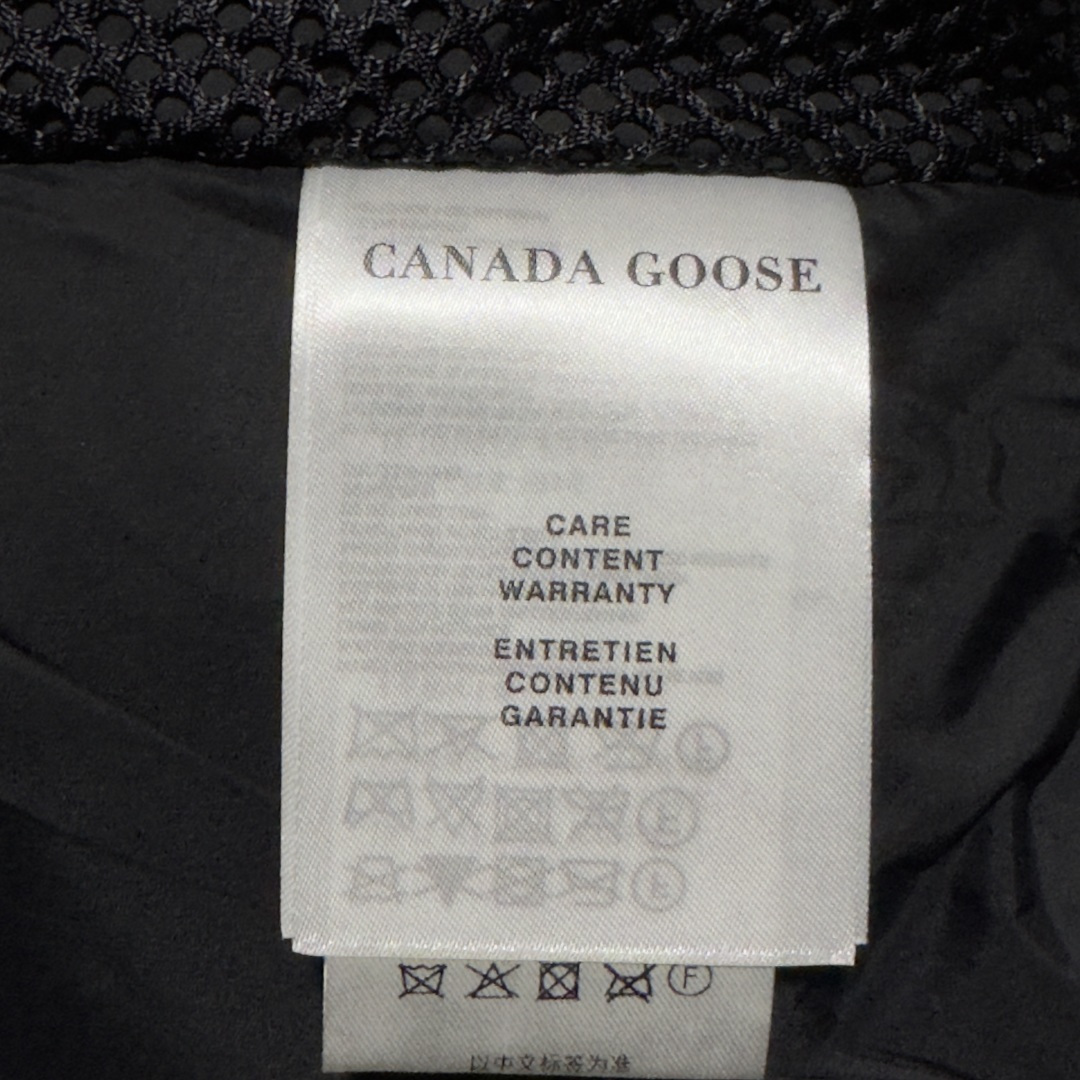 图片[8]-Canada Goose加拿大鹅 01款 Chilliwack 飞行员夹克短款羽绒服 大厂制造 原版定制辅料五金 采用优质国标羽绒填充 提供高效保暖 细节增强保暖：可调节的羽绒填充风帽，能有效阻挡寒风；罗纹袖口和下摆，不仅穿着舒适，还能锁住热量 手臂上有标志性的Canada Goose徽章，彰显品牌身份 面料：采用Arctic Tech面料，由83%聚酯纤维和17%棉混纺而成，具有防水、防风、防污的特性，且随着时间推移会形成独特的质感 口袋设计共有五个外部口袋，包括两个上层抓绒暖手口袋、两个下层按扣口袋和一个左袖笔袋；三个内部口袋，一个拉链安全口袋和两个网眼袋，方便实用 门襟拉链：双向拉链搭配隐藏式按扣门襟，可有效阻挡风雪，且操作方便 尺码：XS S M L XL XXL-选品中心