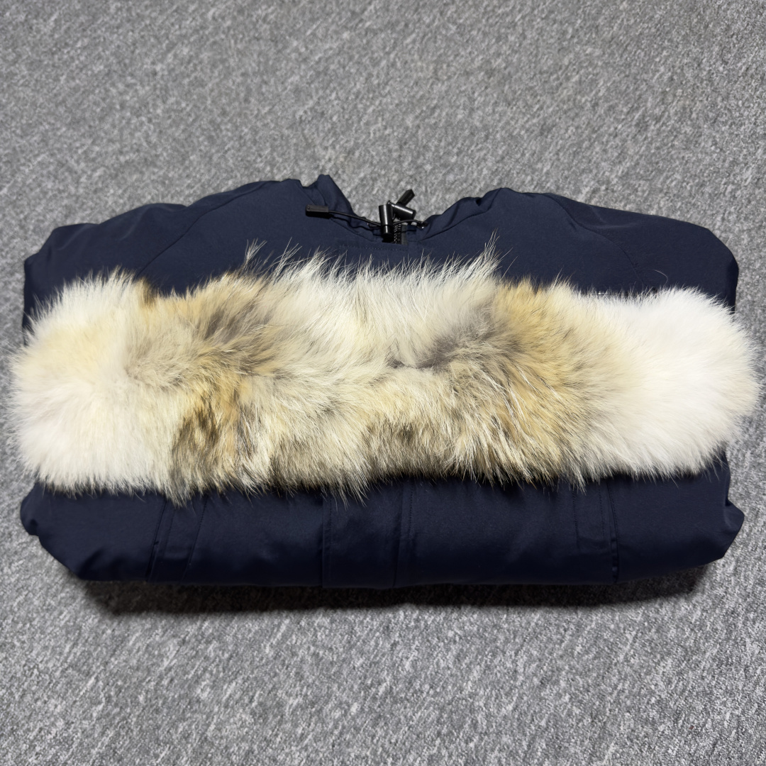 图片[5]-Canada Goose加拿大鹅 01款 Chilliwack 飞行员夹克短款羽绒服 大厂制造 原版定制辅料五金 采用优质国标羽绒填充 提供高效保暖 细节增强保暖：可调节的羽绒填充风帽，能有效阻挡寒风；罗纹袖口和下摆，不仅穿着舒适，还能锁住热量 手臂上有标志性的Canada Goose徽章，彰显品牌身份 面料：采用Arctic Tech面料，由83%聚酯纤维和17%棉混纺而成，具有防水、防风、防污的特性，且随着时间推移会形成独特的质感 口袋设计共有五个外部口袋，包括两个上层抓绒暖手口袋、两个下层按扣口袋和一个左袖笔袋；三个内部口袋，一个拉链安全口袋和两个网眼袋，方便实用 门襟拉链：双向拉链搭配隐藏式按扣门襟，可有效阻挡风雪，且操作方便 尺码：XS S M L XL XXL-选品中心