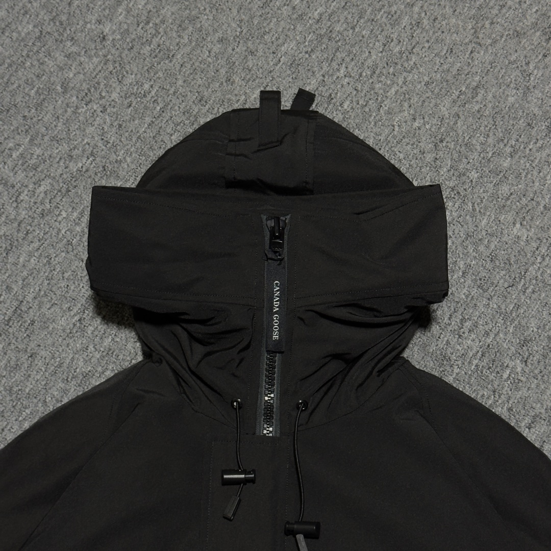 图片[2]-Canada Goose加拿大鹅 01款 Chilliwack 飞行员夹克短款羽绒服 大厂制造 原版定制辅料五金 采用优质国标羽绒填充 提供高效保暖 细节增强保暖：可调节的羽绒填充风帽，能有效阻挡寒风；罗纹袖口和下摆，不仅穿着舒适，还能锁住热量 手臂上有标志性的Canada Goose徽章，彰显品牌身份 面料：采用Arctic Tech面料，由83%聚酯纤维和17%棉混纺而成，具有防水、防风、防污的特性，且随着时间推移会形成独特的质感 口袋设计共有五个外部口袋，包括两个上层抓绒暖手口袋、两个下层按扣口袋和一个左袖笔袋；三个内部口袋，一个拉链安全口袋和两个网眼袋，方便实用 门襟拉链：双向拉链搭配隐藏式按扣门襟，可有效阻挡风雪，且操作方便 尺码：XS S M L XL XXL-选品中心