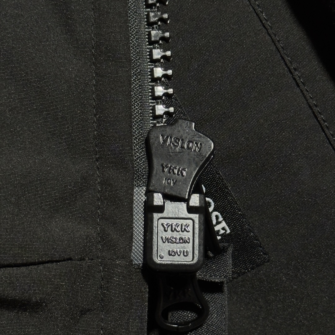 图片[8]-Canada Goose加拿大鹅 01款 Chilliwack 飞行员夹克短款羽绒服 大厂制造 原版定制辅料五金 采用优质国标羽绒填充 提供高效保暖 细节增强保暖：可调节的羽绒填充风帽，能有效阻挡寒风；罗纹袖口和下摆，不仅穿着舒适，还能锁住热量 手臂上有标志性的Canada Goose徽章，彰显品牌身份 面料：采用Arctic Tech面料，由83%聚酯纤维和17%棉混纺而成，具有防水、防风、防污的特性，且随着时间推移会形成独特的质感 口袋设计共有五个外部口袋，包括两个上层抓绒暖手口袋、两个下层按扣口袋和一个左袖笔袋；三个内部口袋，一个拉链安全口袋和两个网眼袋，方便实用 门襟拉链：双向拉链搭配隐藏式按扣门襟，可有效阻挡风雪，且操作方便 尺码：XS S M L XL XXL-选品中心