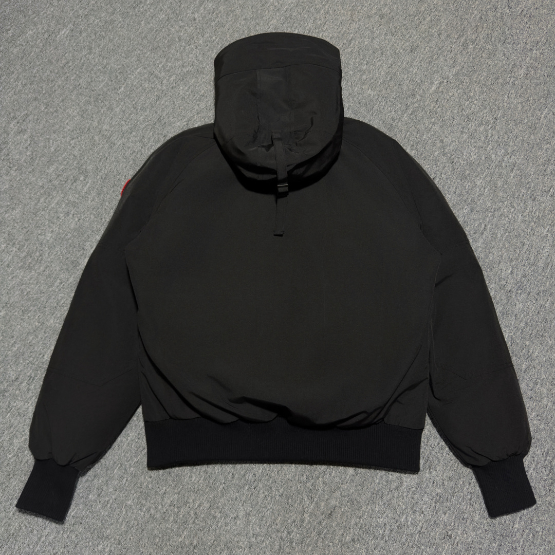 图片[3]-Canada Goose加拿大鹅 01款 Chilliwack 飞行员夹克短款羽绒服 大厂制造 原版定制辅料五金 采用优质国标羽绒填充 提供高效保暖 细节增强保暖：可调节的羽绒填充风帽，能有效阻挡寒风；罗纹袖口和下摆，不仅穿着舒适，还能锁住热量 手臂上有标志性的Canada Goose徽章，彰显品牌身份 面料：采用Arctic Tech面料，由83%聚酯纤维和17%棉混纺而成，具有防水、防风、防污的特性，且随着时间推移会形成独特的质感 口袋设计共有五个外部口袋，包括两个上层抓绒暖手口袋、两个下层按扣口袋和一个左袖笔袋；三个内部口袋，一个拉链安全口袋和两个网眼袋，方便实用 门襟拉链：双向拉链搭配隐藏式按扣门襟，可有效阻挡风雪，且操作方便 尺码：XS S M L XL XXL-选品中心