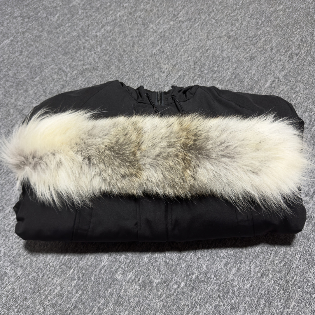 图片[5]-Canada Goose加拿大鹅 01款 Chilliwack 飞行员夹克短款羽绒服 大厂制造 原版定制辅料五金 采用优质国标羽绒填充 提供高效保暖 细节增强保暖：可调节的羽绒填充风帽，能有效阻挡寒风；罗纹袖口和下摆，不仅穿着舒适，还能锁住热量 手臂上有标志性的Canada Goose徽章，彰显品牌身份 面料：采用Arctic Tech面料，由83%聚酯纤维和17%棉混纺而成，具有防水、防风、防污的特性，且随着时间推移会形成独特的质感 口袋设计共有五个外部口袋，包括两个上层抓绒暖手口袋、两个下层按扣口袋和一个左袖笔袋；三个内部口袋，一个拉链安全口袋和两个网眼袋，方便实用 门襟拉链：双向拉链搭配隐藏式按扣门襟，可有效阻挡风雪，且操作方便 尺码：XS S M L XL XXL-选品中心