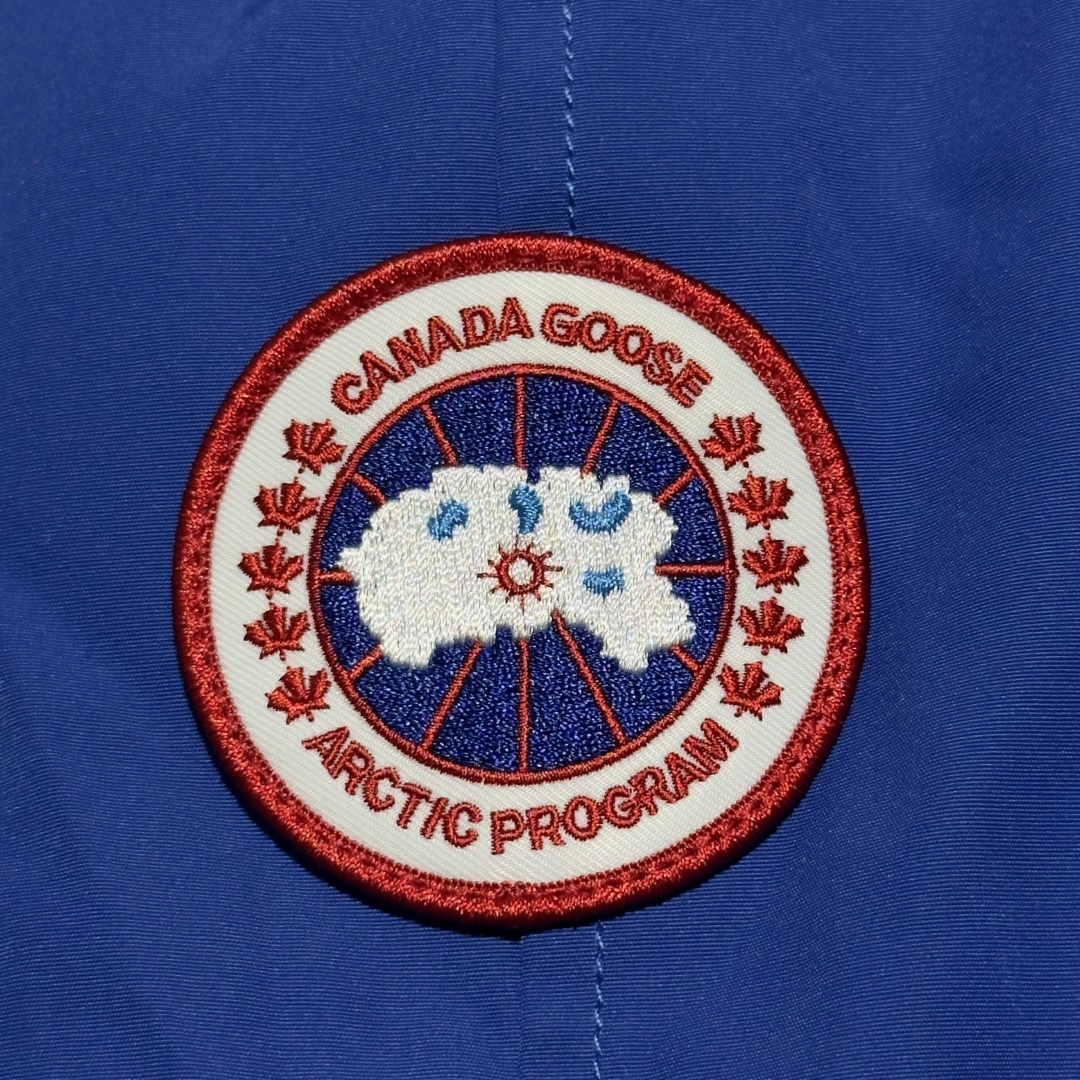 图片[4]-Canada Goose加拿大鹅 01款 Chilliwack 飞行员夹克短款羽绒服 大厂制造 原版定制辅料五金 采用优质国标羽绒填充 提供高效保暖 细节增强保暖：可调节的羽绒填充风帽，能有效阻挡寒风；罗纹袖口和下摆，不仅穿着舒适，还能锁住热量 手臂上有标志性的Canada Goose徽章，彰显品牌身份 面料：采用Arctic Tech面料，由83%聚酯纤维和17%棉混纺而成，具有防水、防风、防污的特性，且随着时间推移会形成独特的质感 口袋设计共有五个外部口袋，包括两个上层抓绒暖手口袋、两个下层按扣口袋和一个左袖笔袋；三个内部口袋，一个拉链安全口袋和两个网眼袋，方便实用 门襟拉链：双向拉链搭配隐藏式按扣门襟，可有效阻挡风雪，且操作方便 尺码：XS S M L XL XXL-选品中心